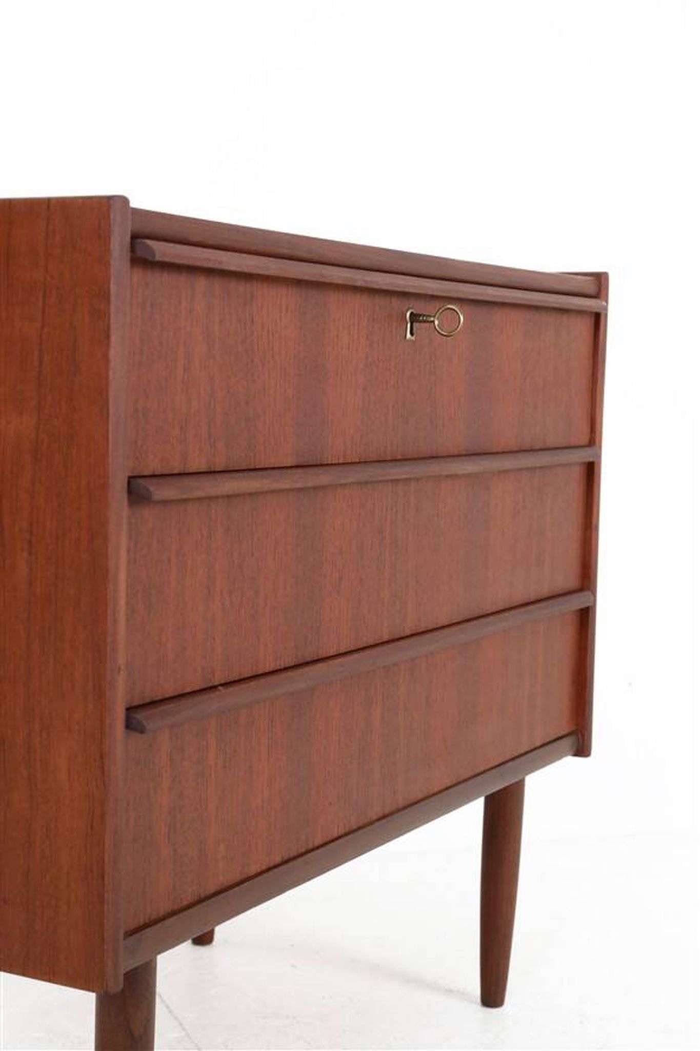 Mid-century teak chest of drawers / dresser / Danish modern design / 1960s