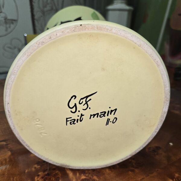 Vallauris : Vase en céramique signé G.F. – décor floral stylisé – H. 36 cm