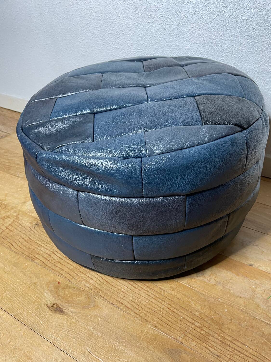 Pouf en cuir patchwork de Sède bleu
