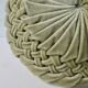 Coussin rond plissé, en velours vert amande