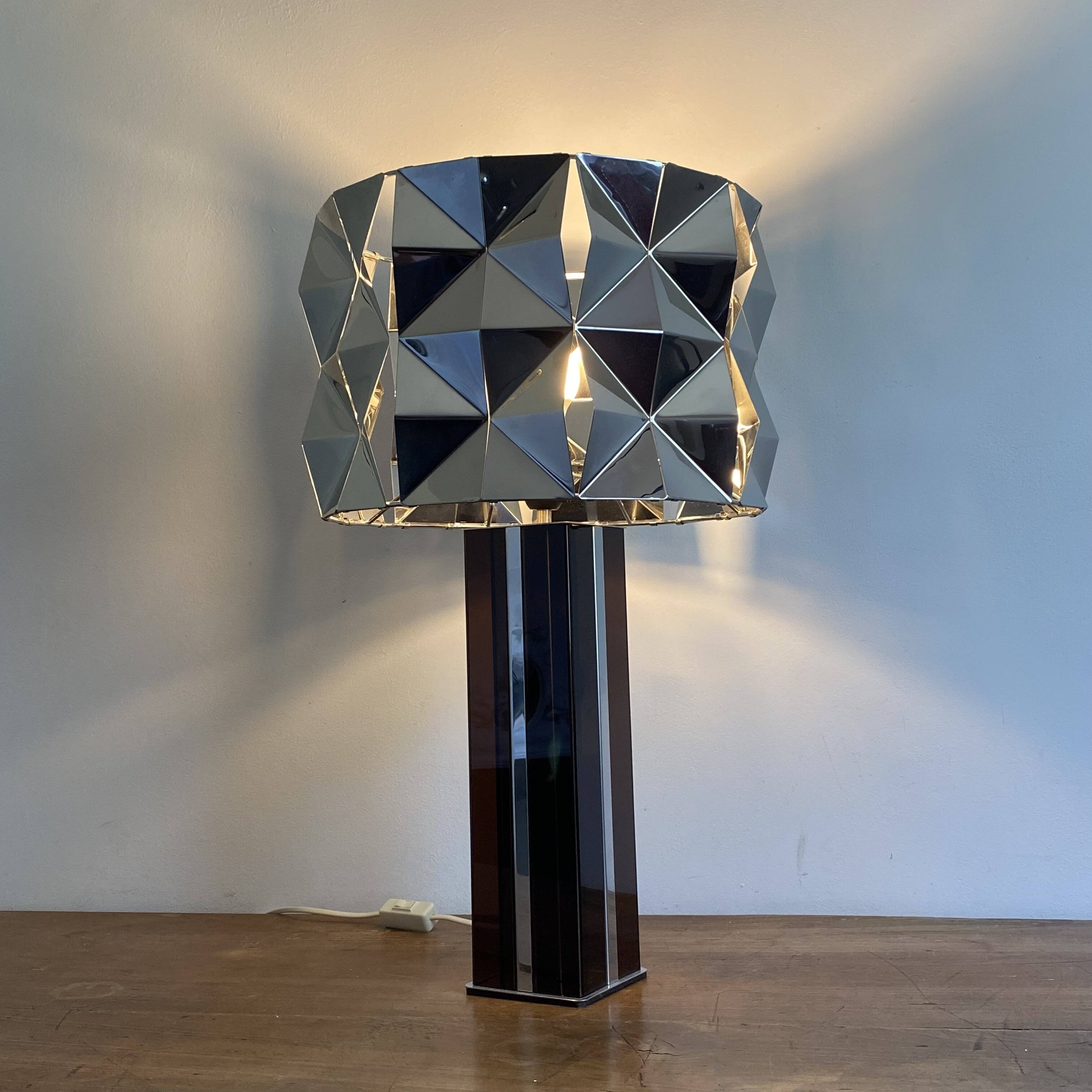 Lampe cinétique. 1970. Plexiglas fumé. Space age.