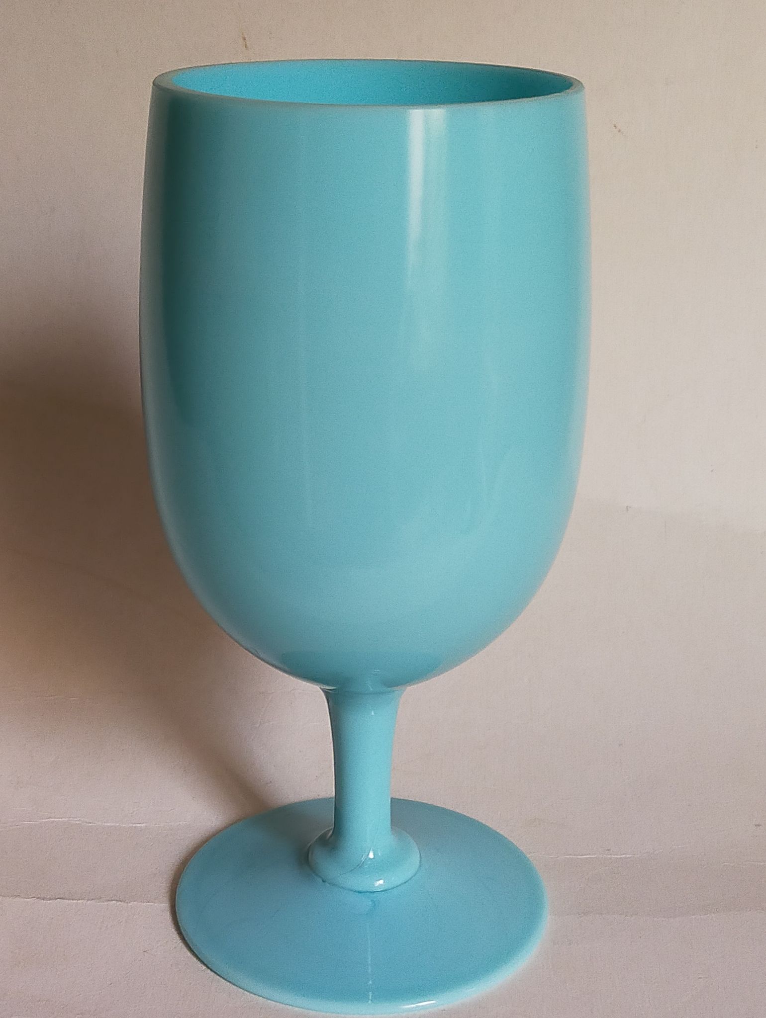 Vase à pied en opaline bleue vintage