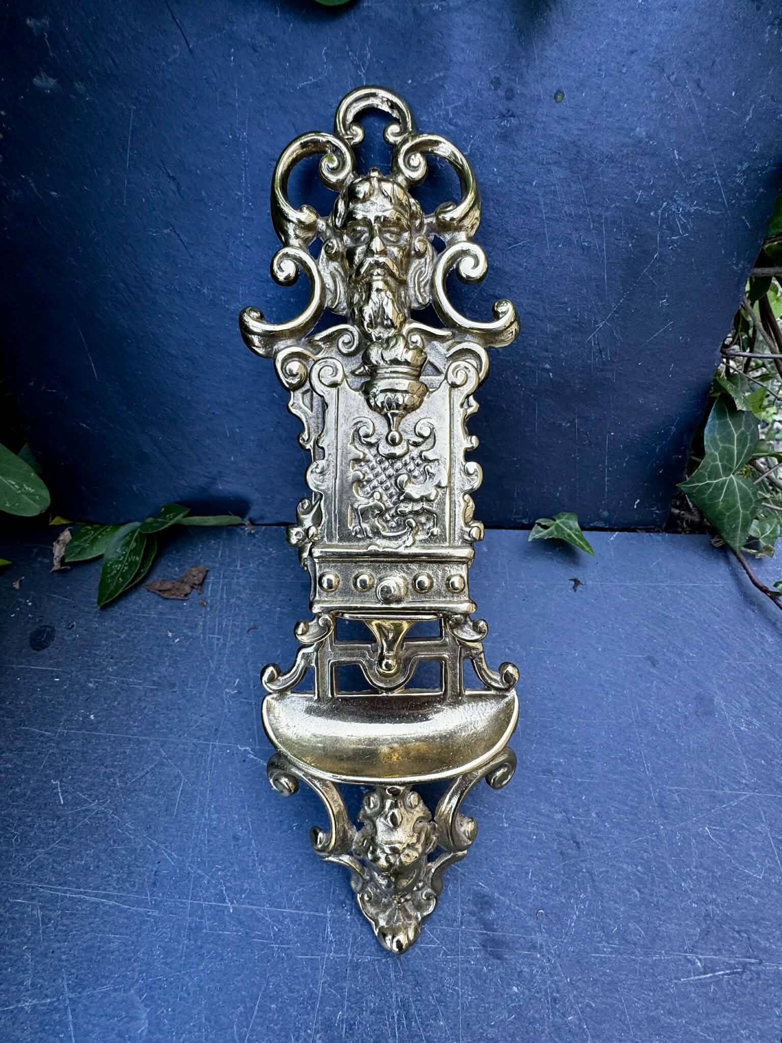 Porte revues en laiton baroque ancien porte allumettes mural en laiton