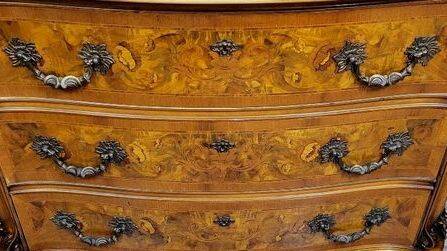 Commode galbée en marqueterie de noyer – Style Louis XV