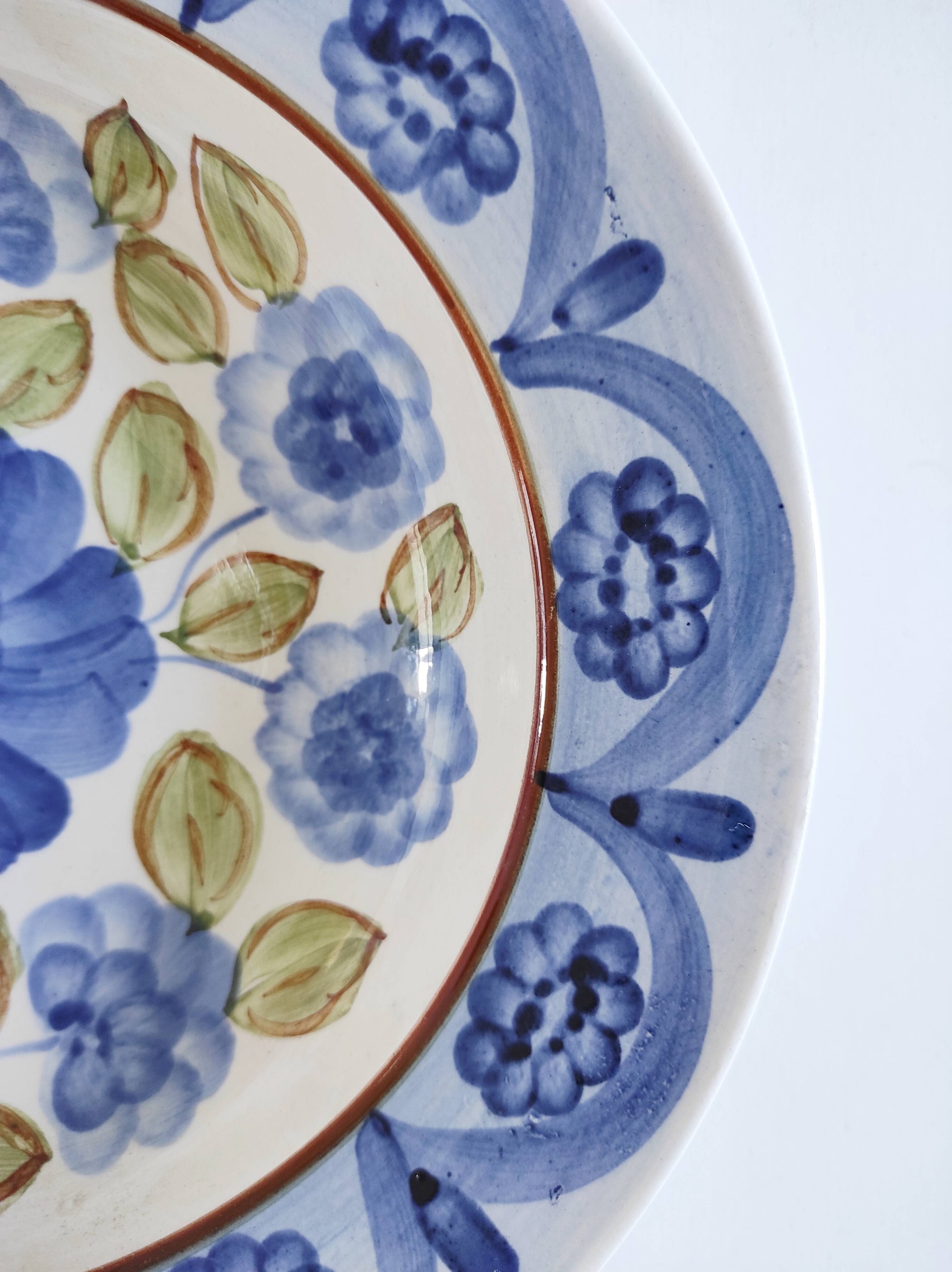 Decorative plate painted flowers