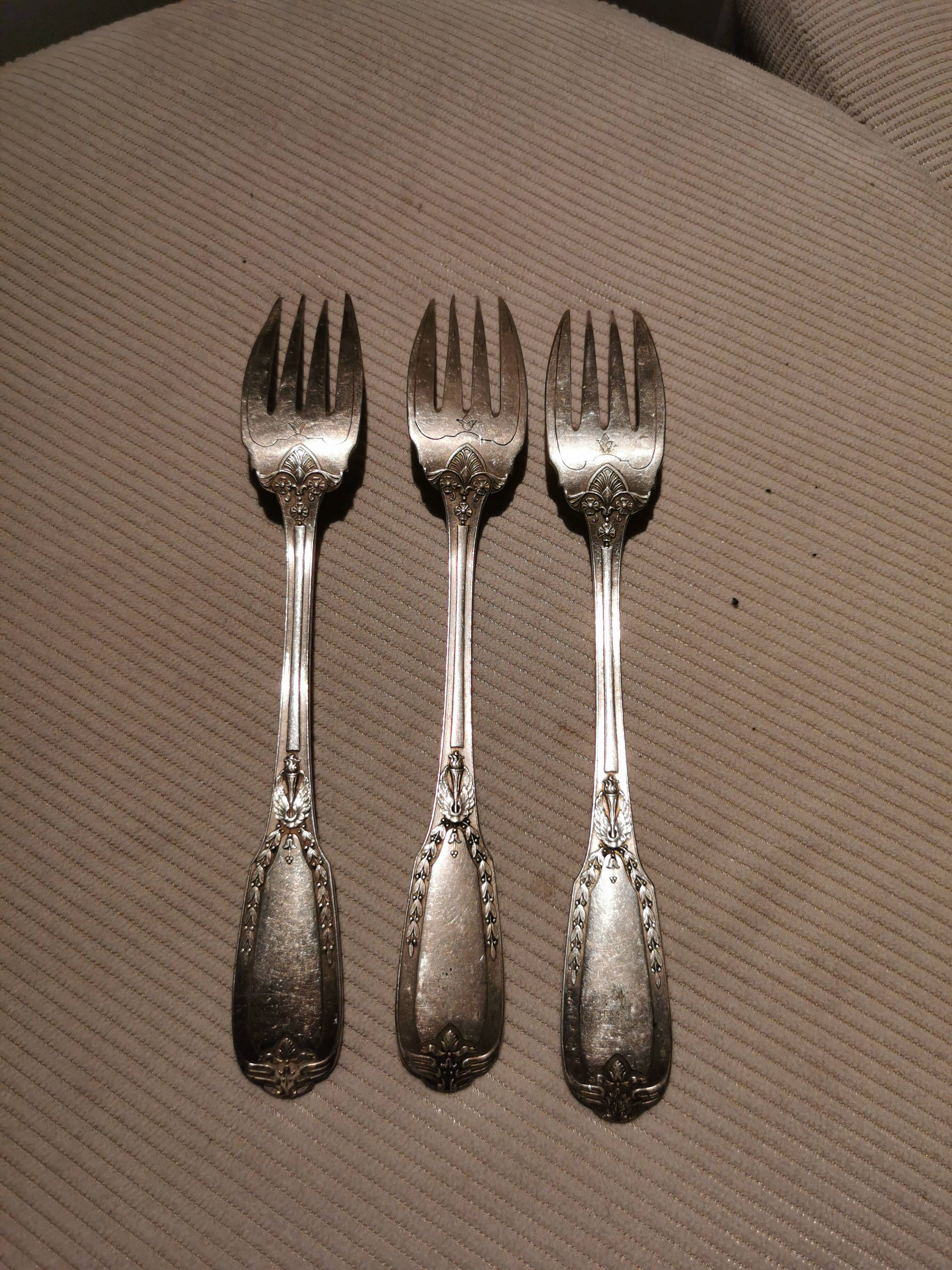 3 silver metal forks