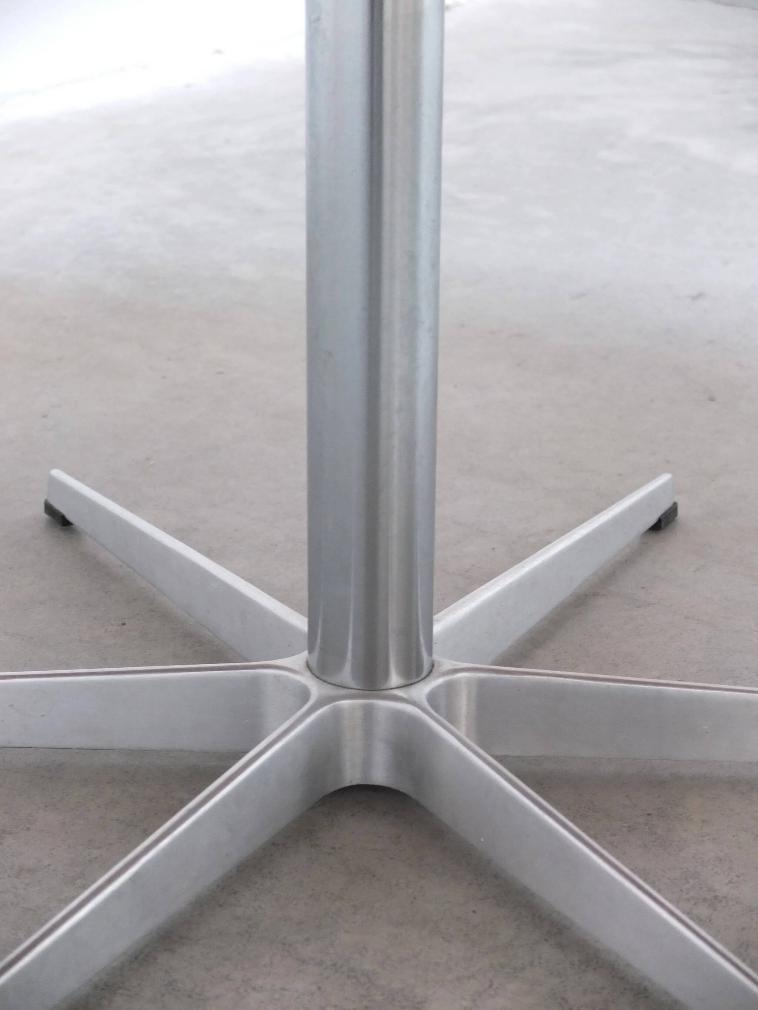 Large 'circular' oak dining table by Arne Jacobsen for Fritz Hansen, 1966