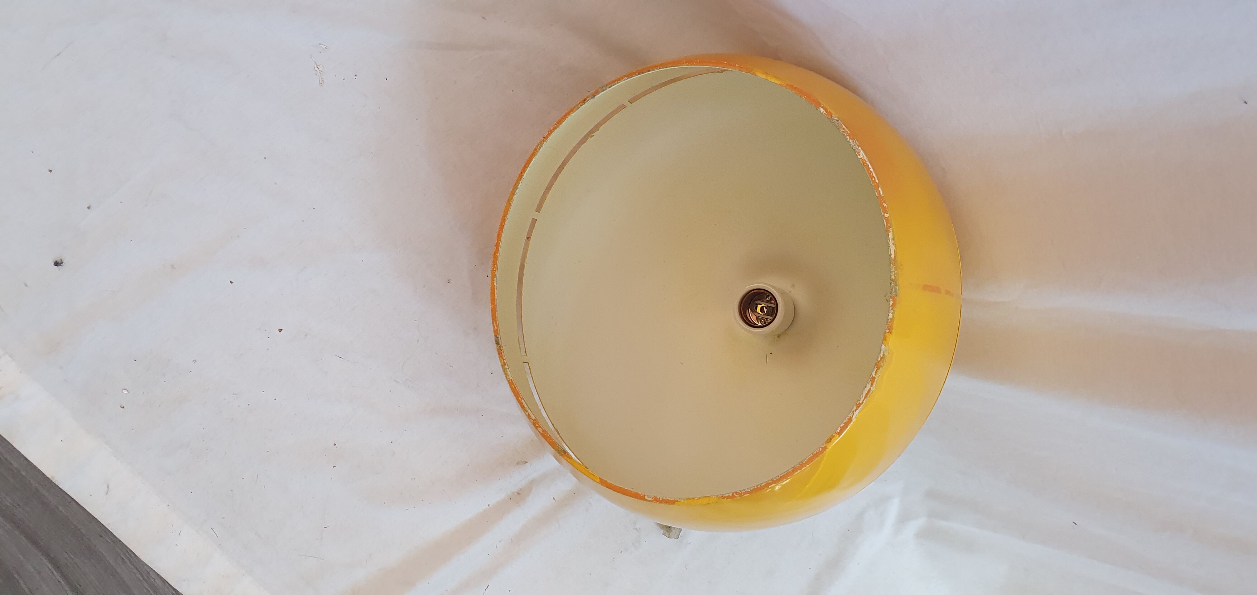 Yellow metal ball suspension