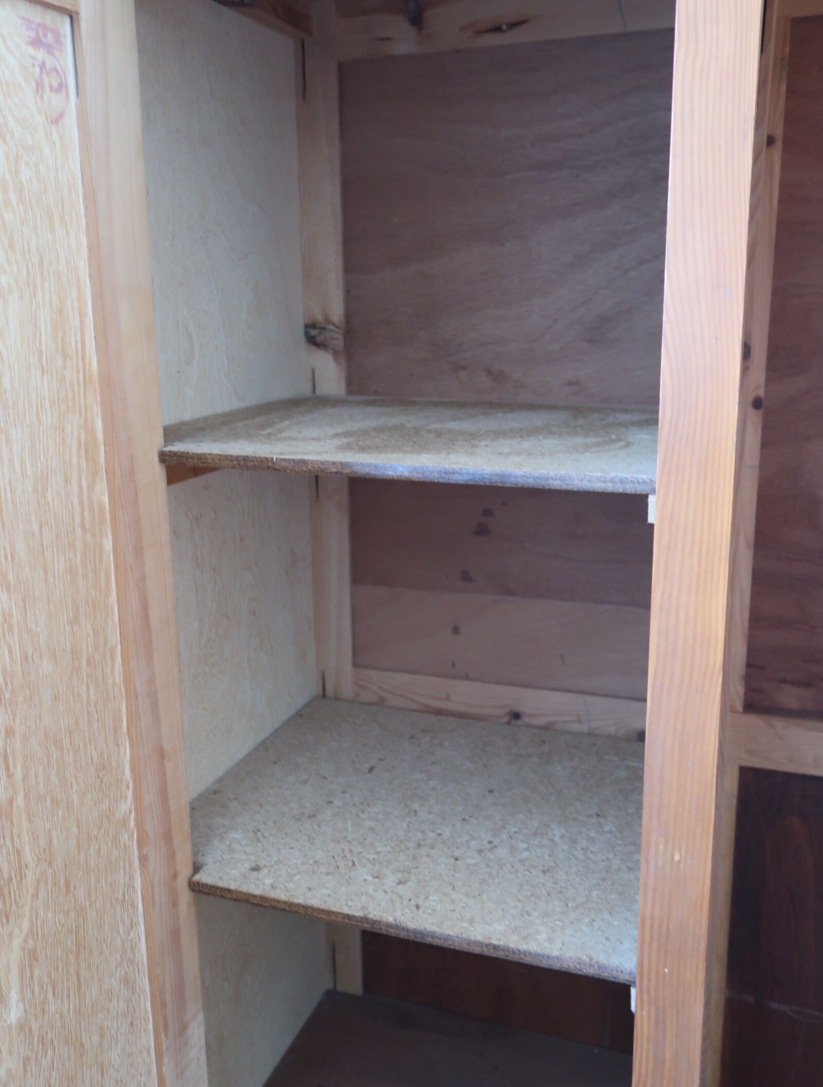Armoire pieds compas