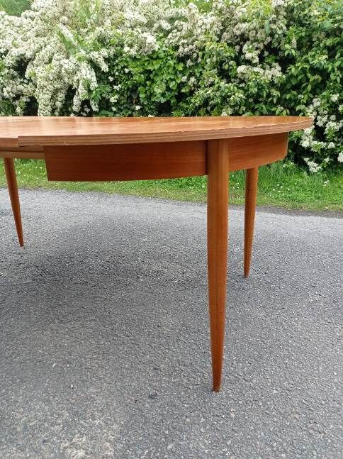 Vintage round table tapered feet