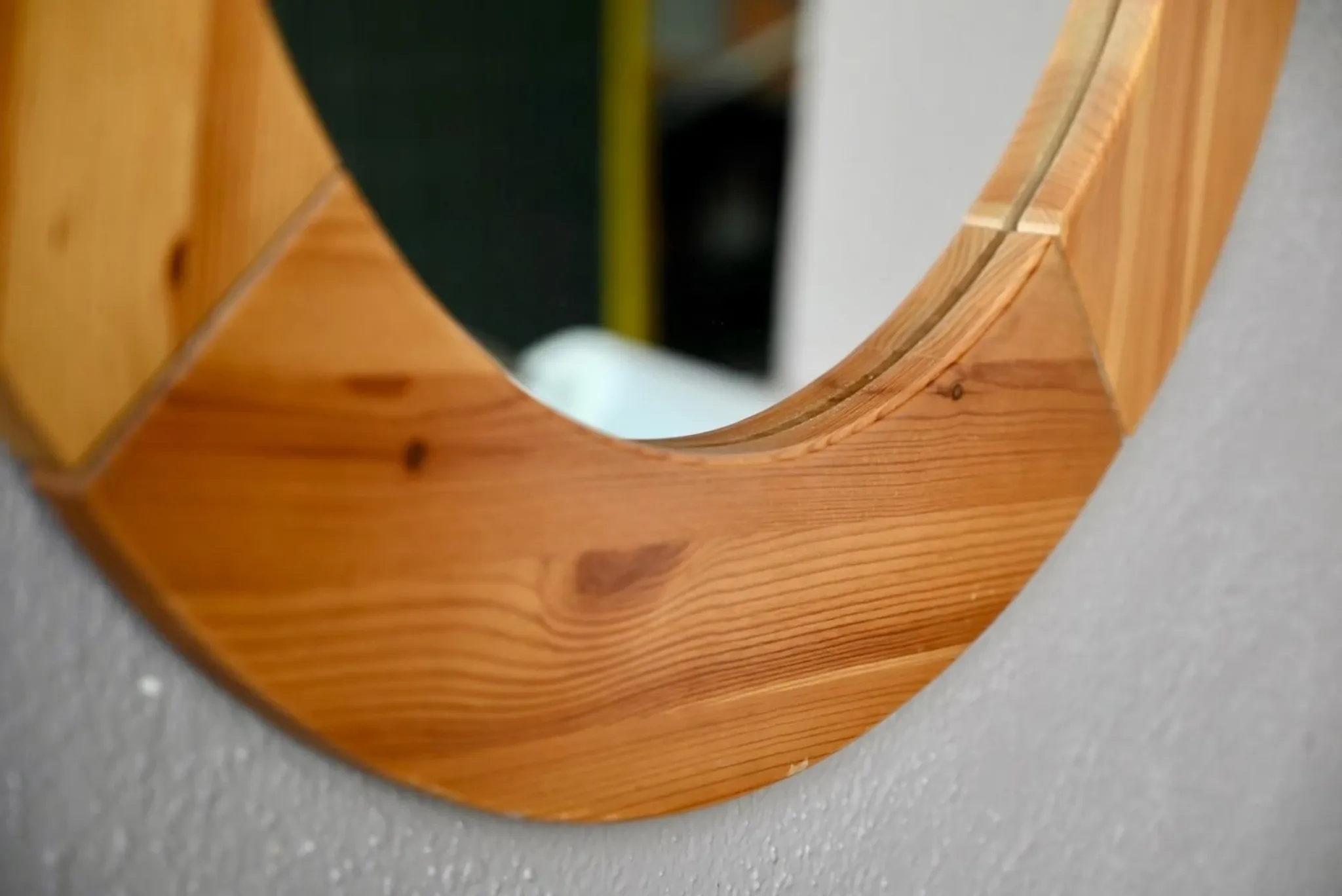 Vintage Scandinavian round wall mirror in solid pine from the 60s-70s.
