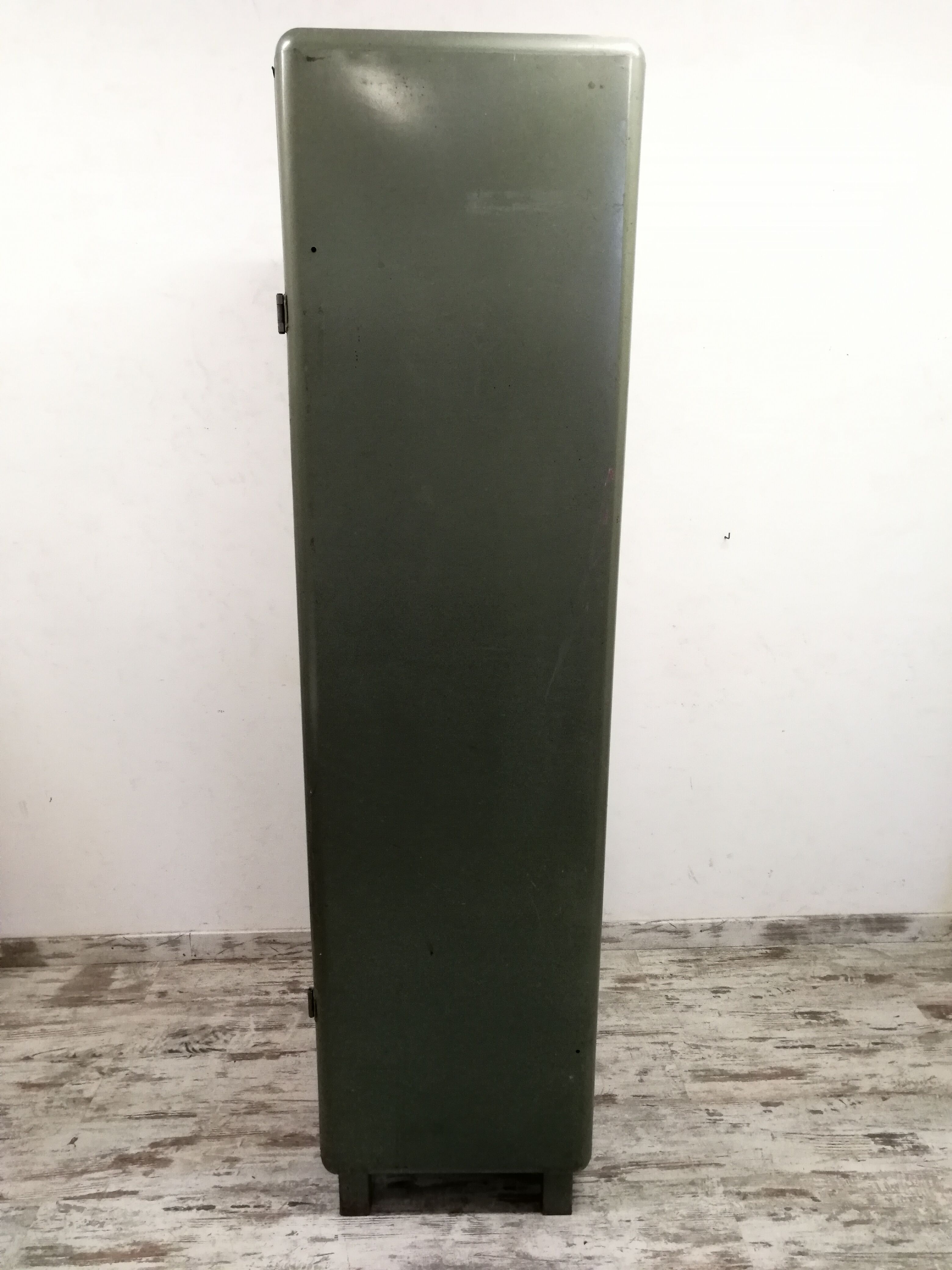 Industrial metal cloakroom