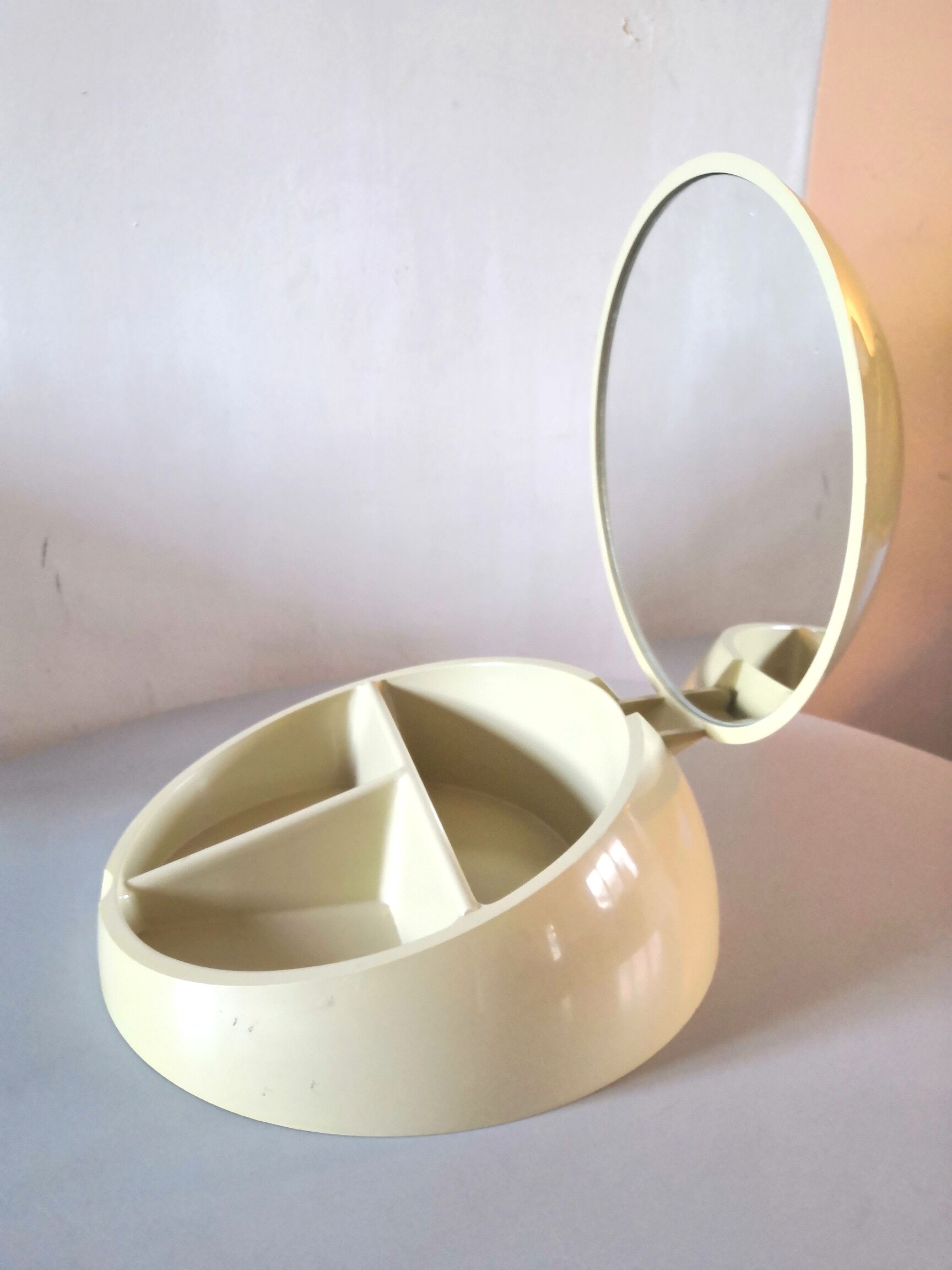 Folding makeup box design Makio Hasuike 70s, Gedy editions