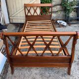 Lit simple en bois