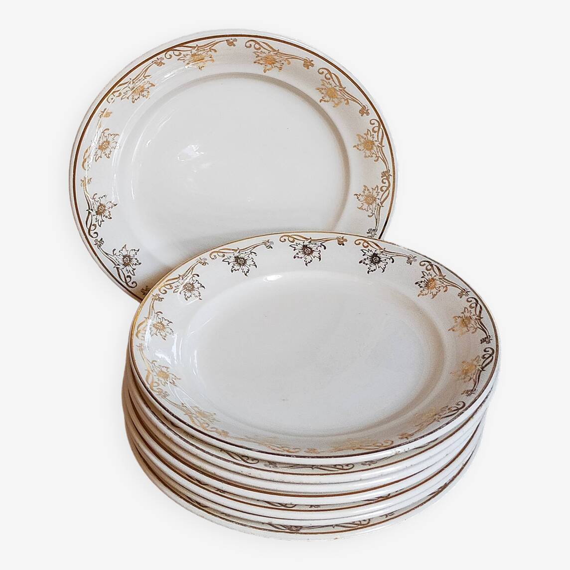Eight Villeroy & Boch dessert plates with gold decor