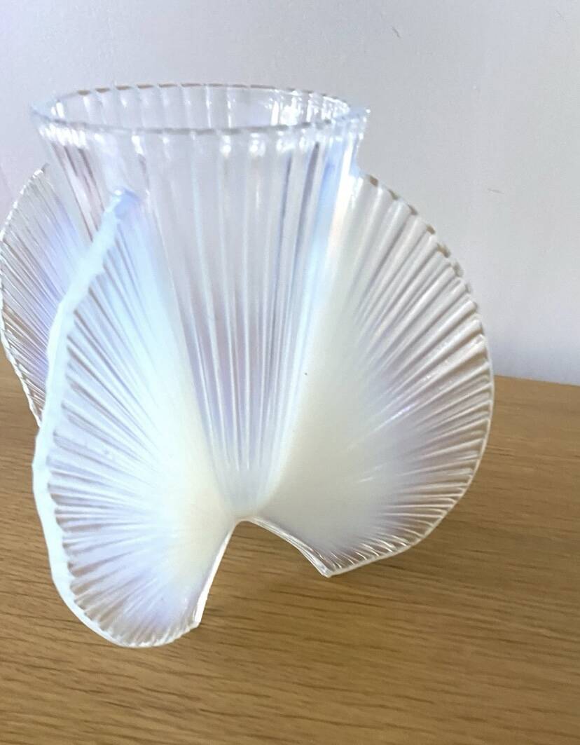 Vase Ellipse Art Déco en verre opalescent Pierre D’avesn, 1930