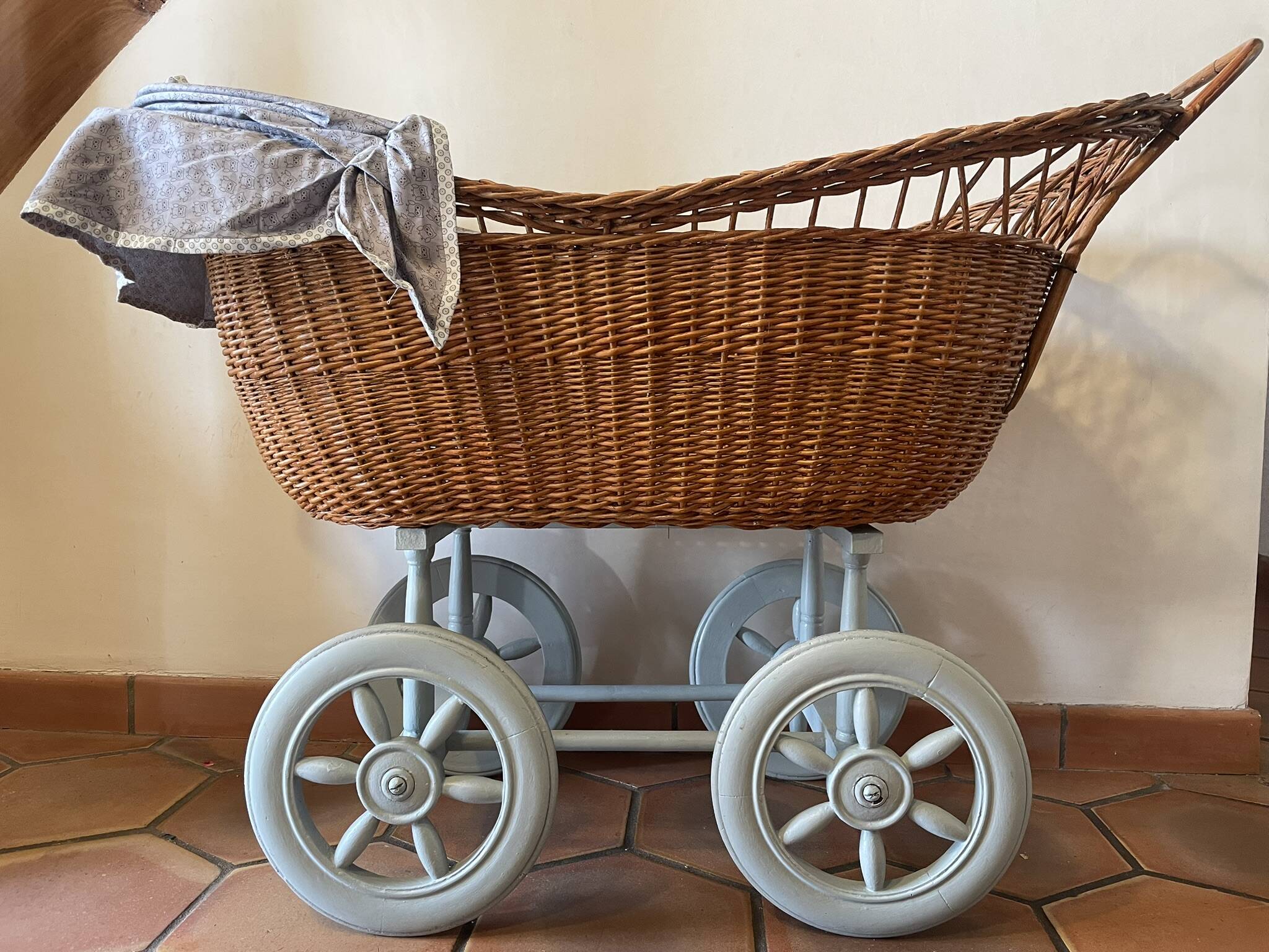 Berceau ancien en rotin