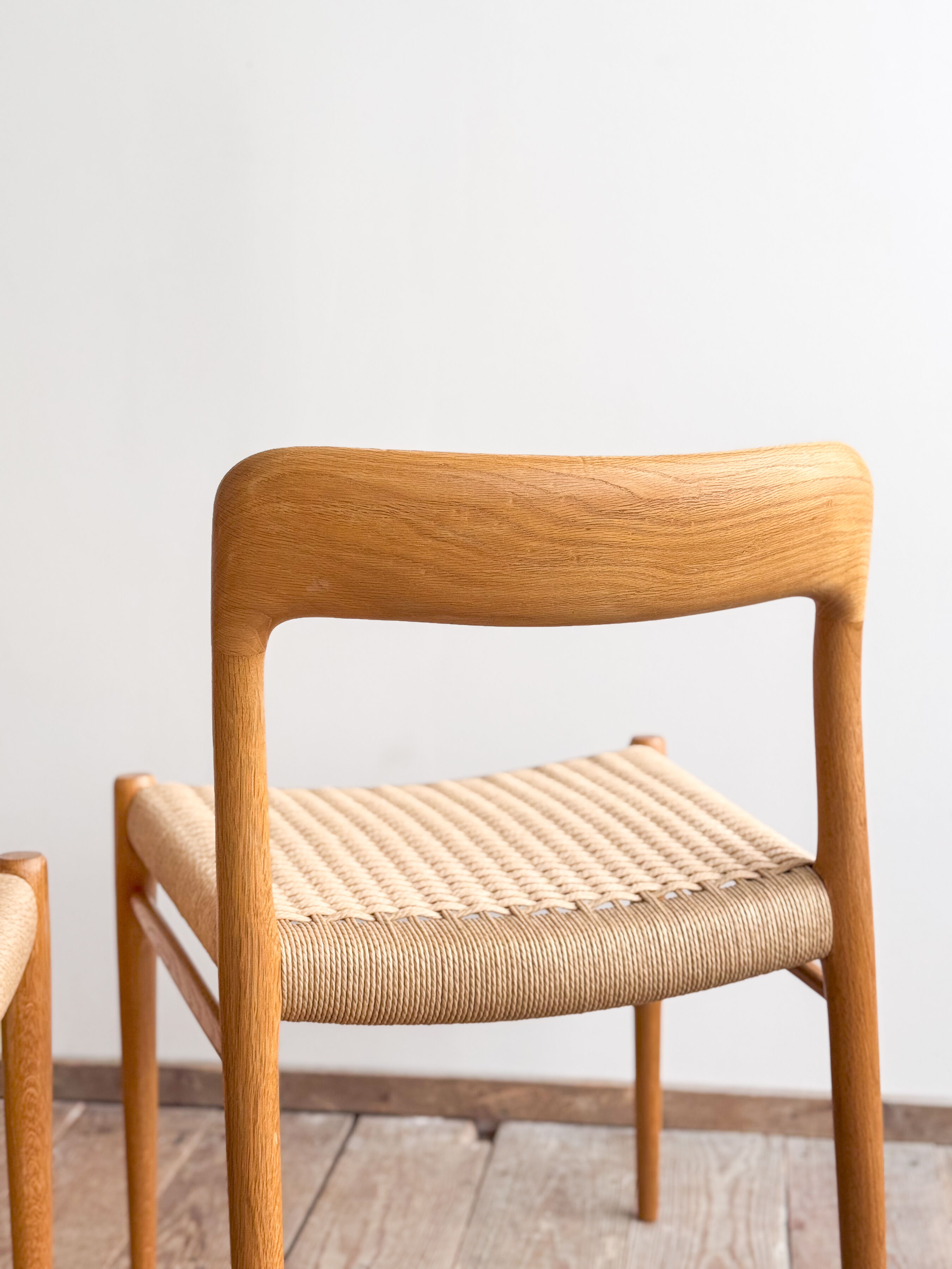 Paire de chaises de salle à manger modèle 75 par Niels O. Møller en chêne