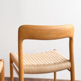Paire de chaises de salle à manger modèle 75 par Niels O. Møller en chêne