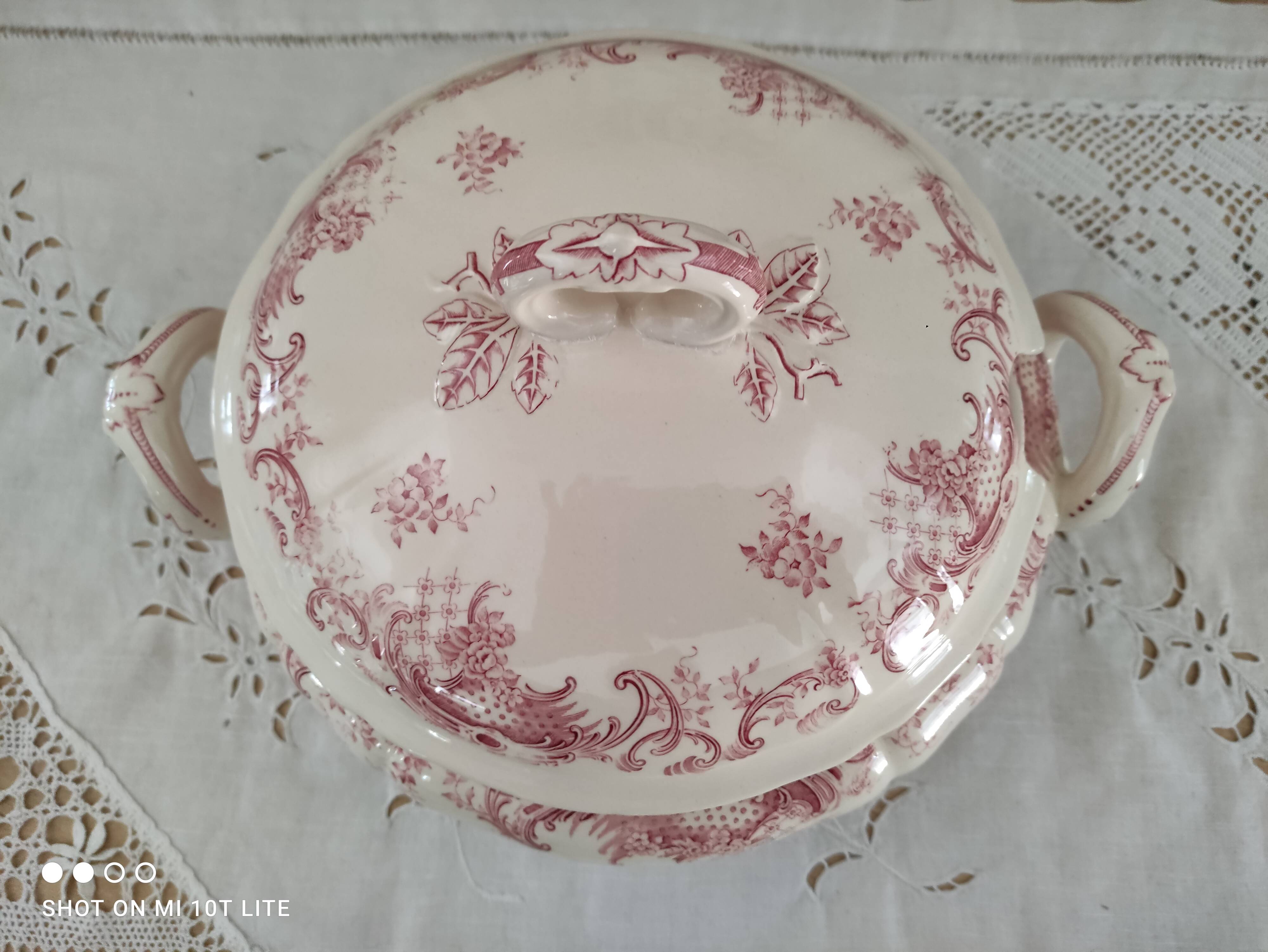 Villeroy & Boch tureen model Valeria red