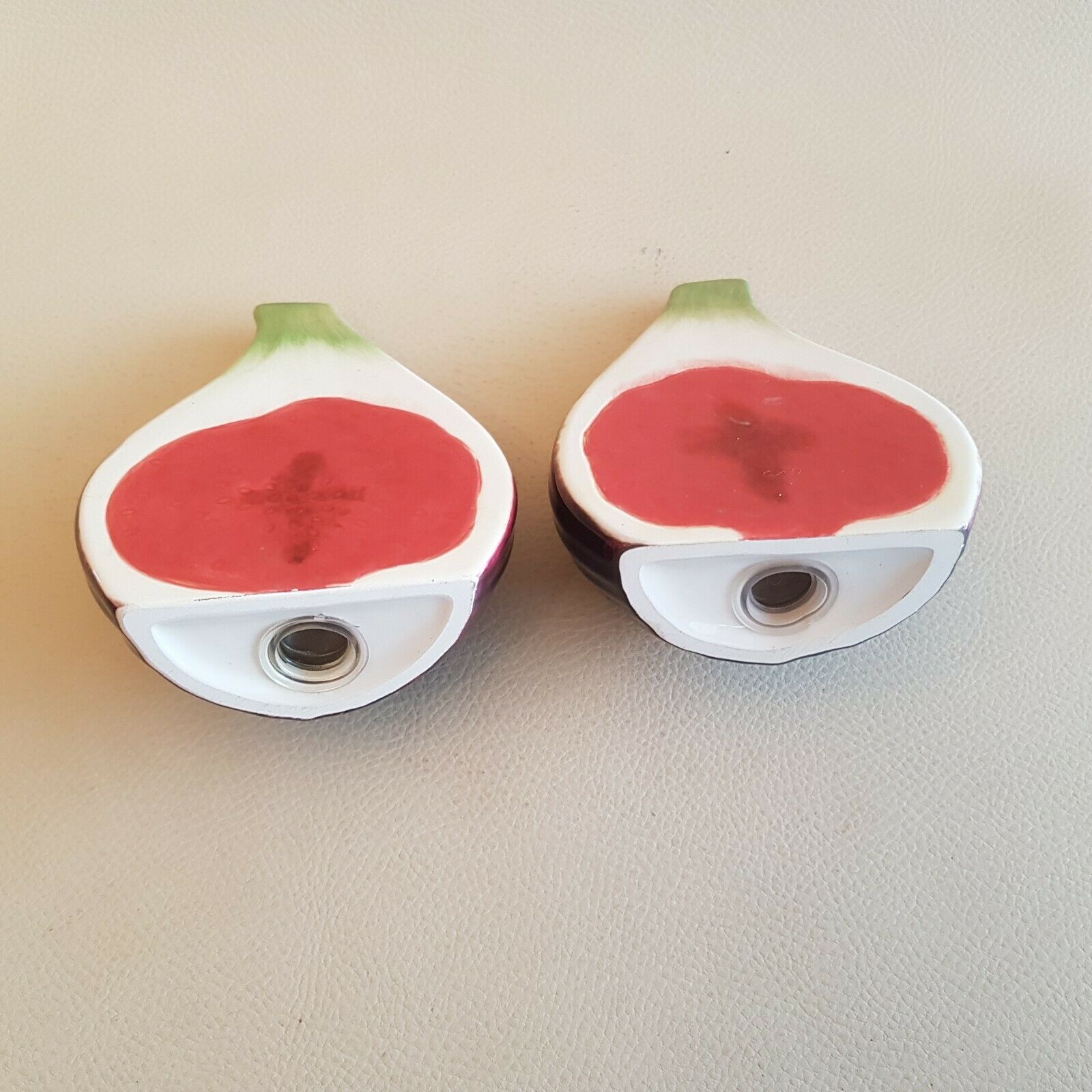 Large salt and pepper porcelain in the shape of a fig