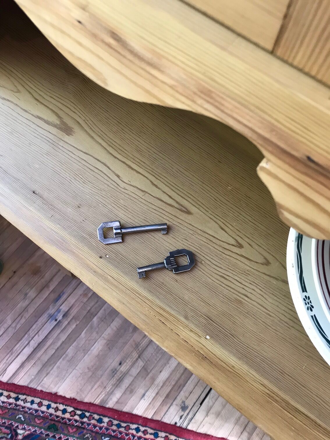 Buffet two bodies in raw pine