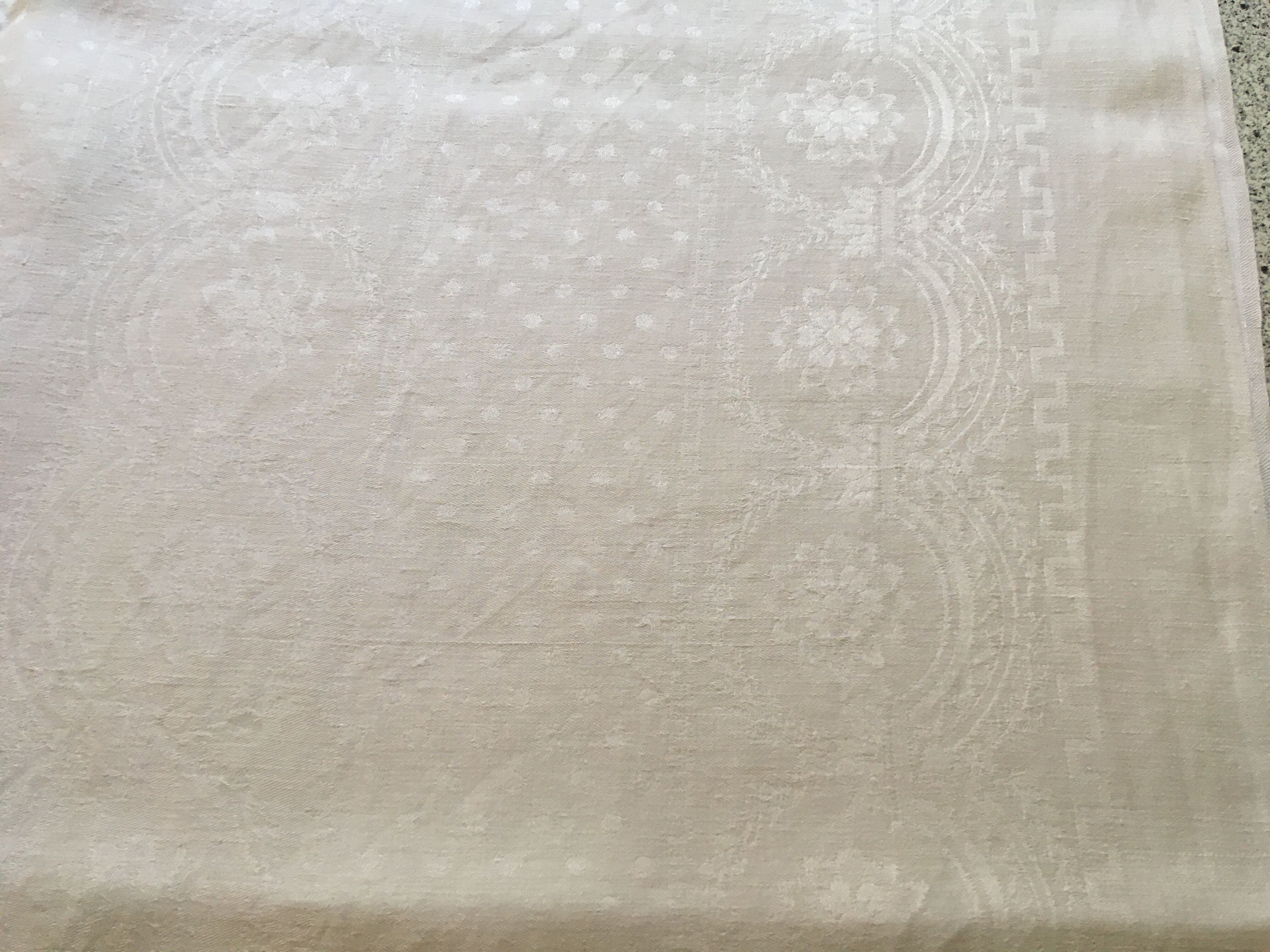 Damask tablecloth 190 x 240 peas and flowers