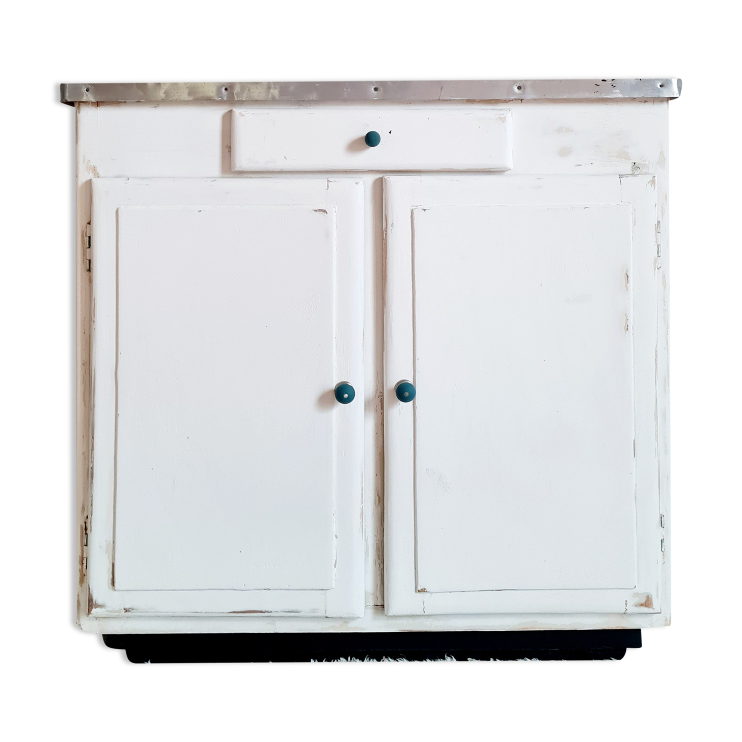 Buffet down Mado renovated tropical paper