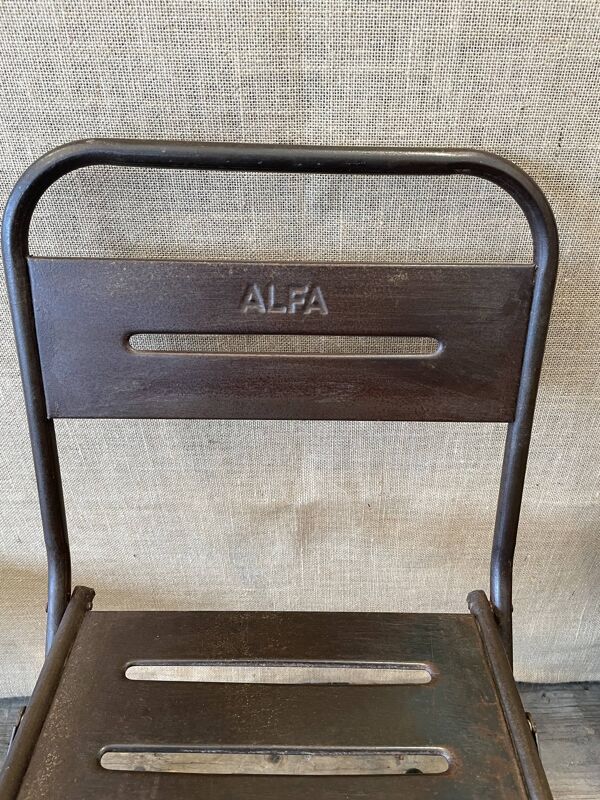 Chaise industrielle en métal pliante