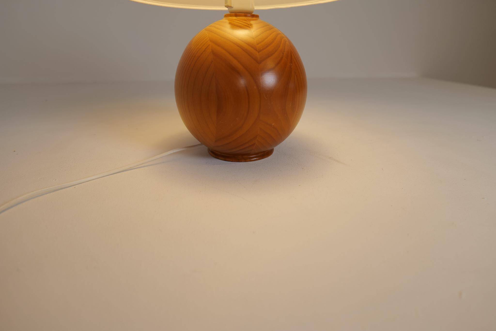 Mid-century modern sculptural table lamp in solid pine, Sweden, 1970s.