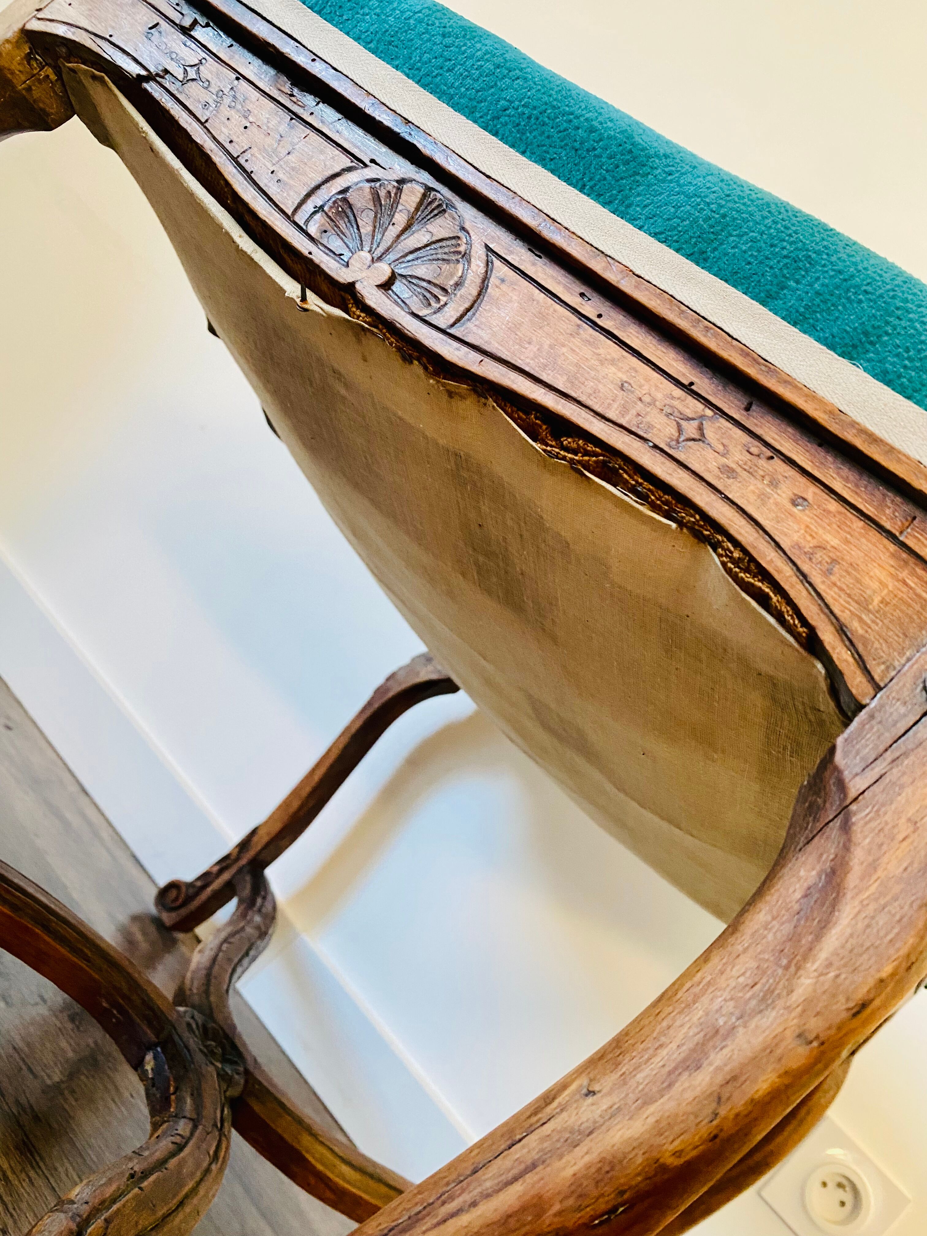 Fauteuil régence retapissé velours vert émeraude