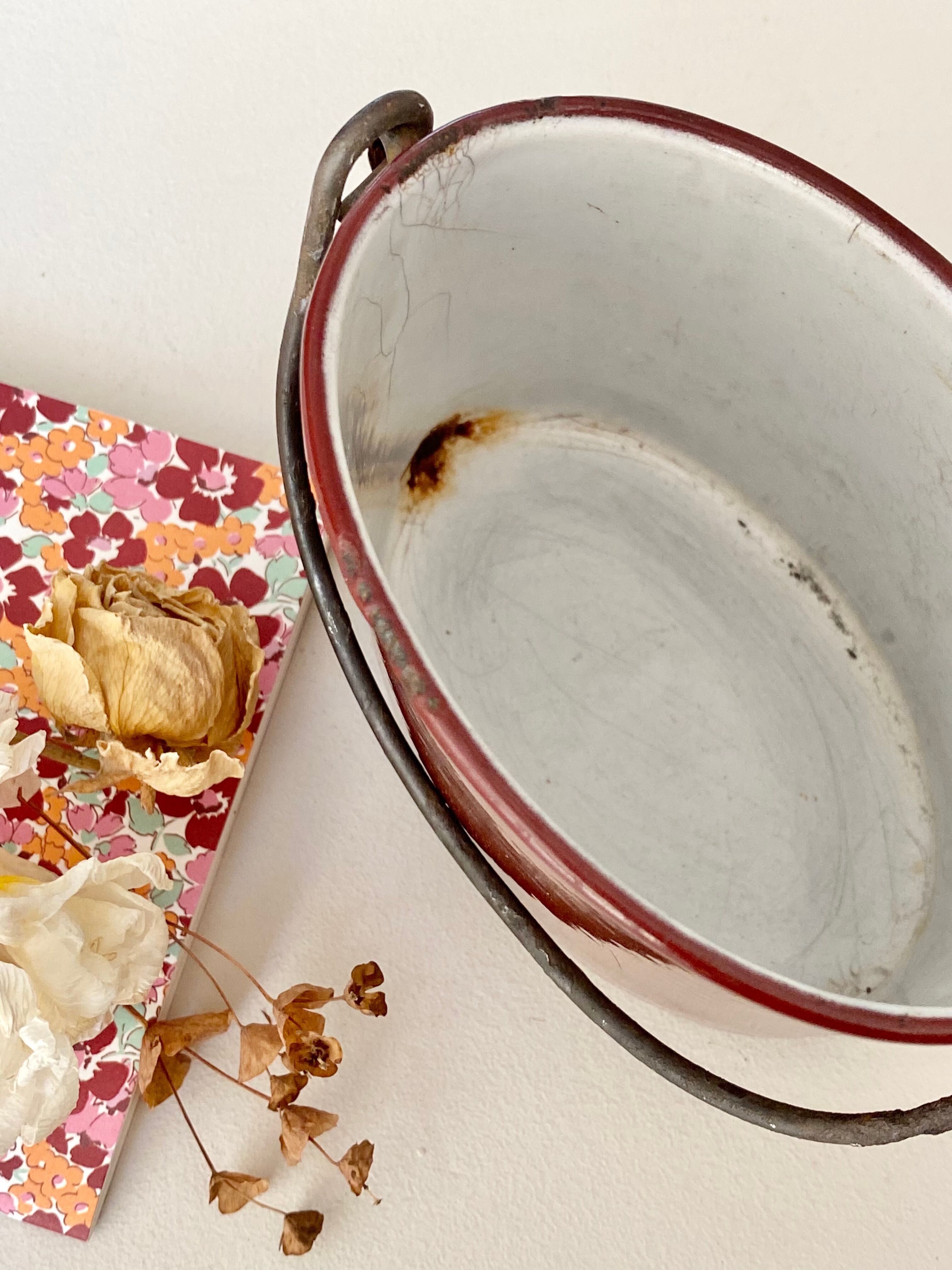 Enamelled sheet metal canteen