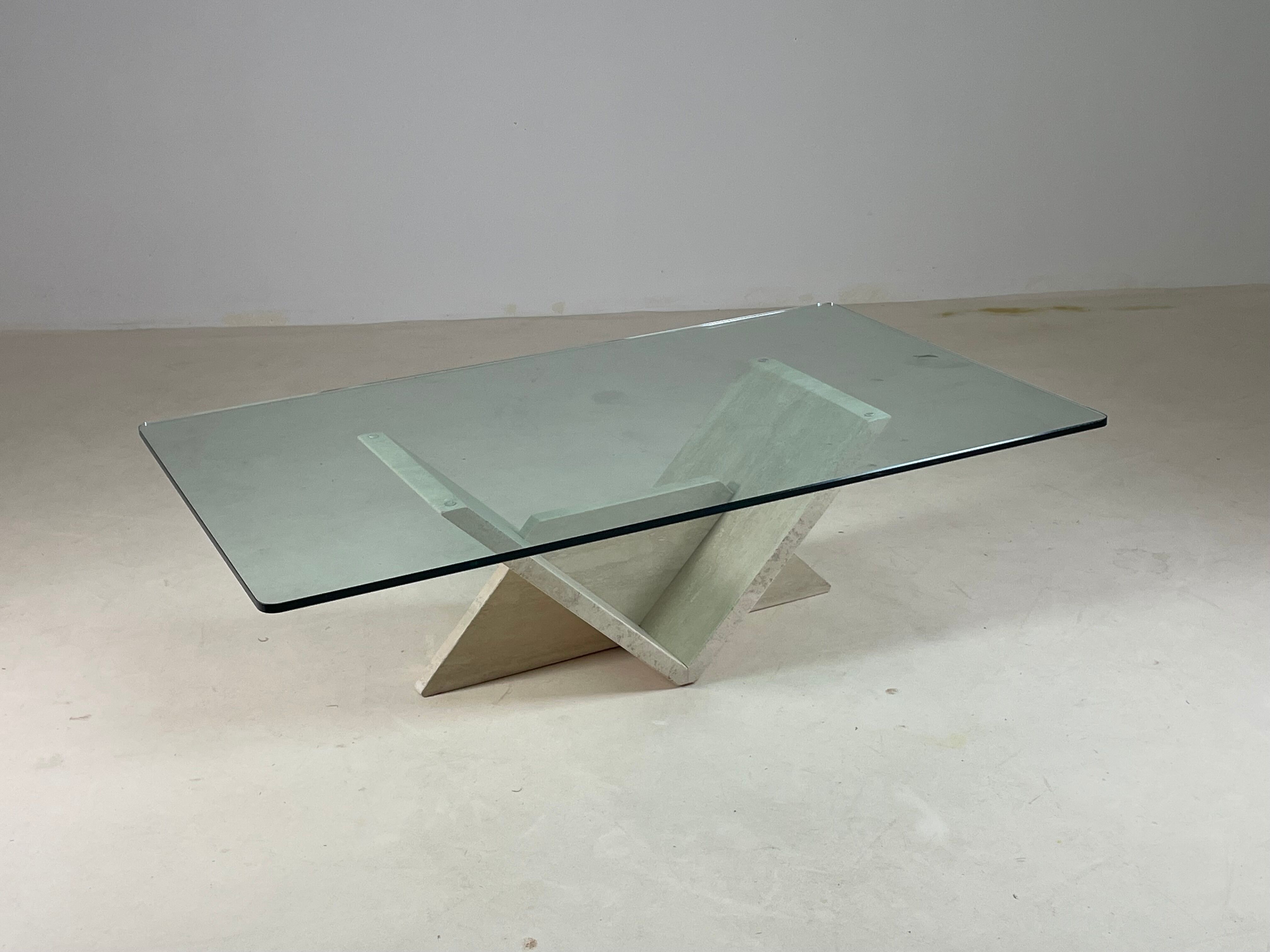 Table basse italienne en travertin et verre, 1970s