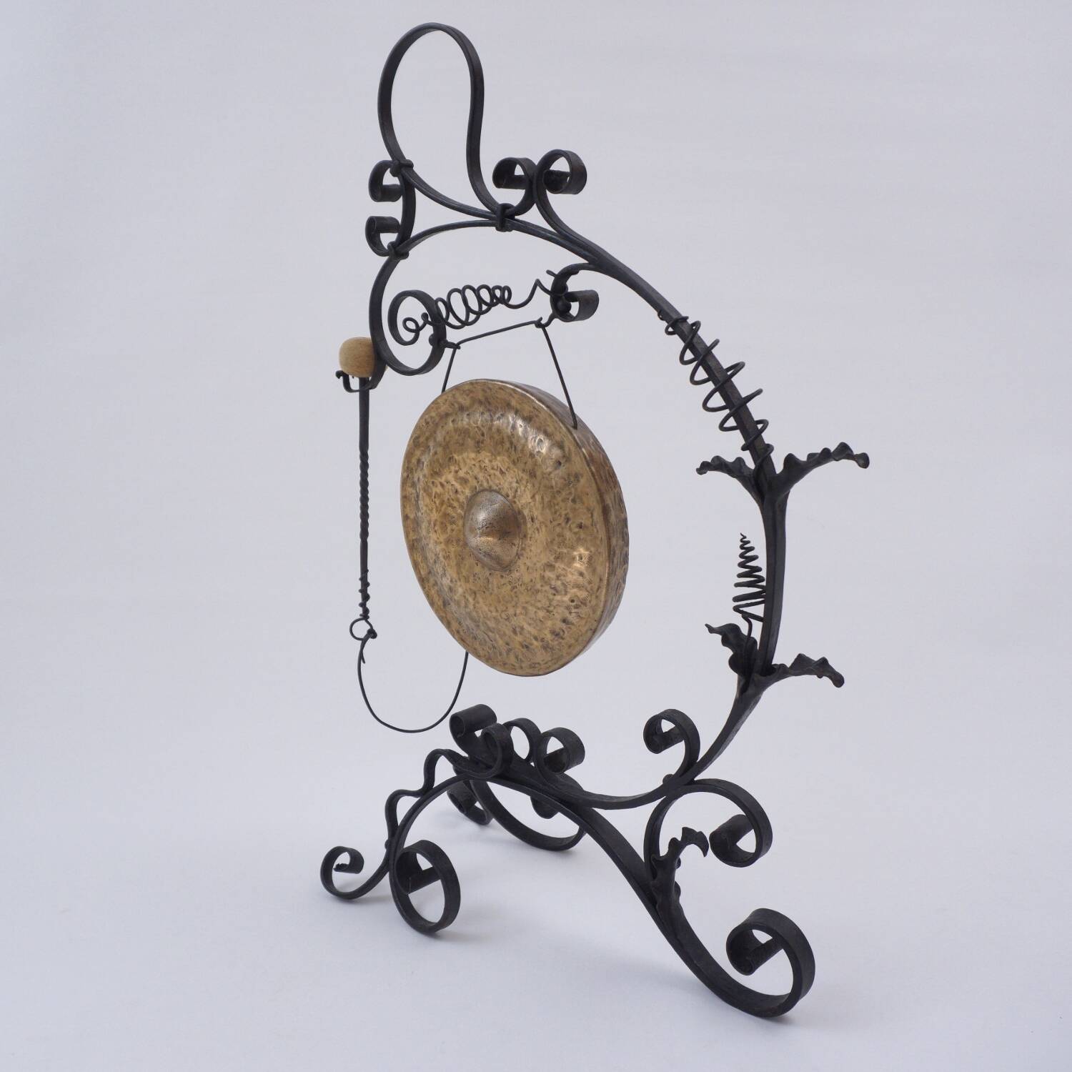 Gong antique géant Arts & Crafts, fer forgé et laiton, style Townshends, années 1890 environ, anglais