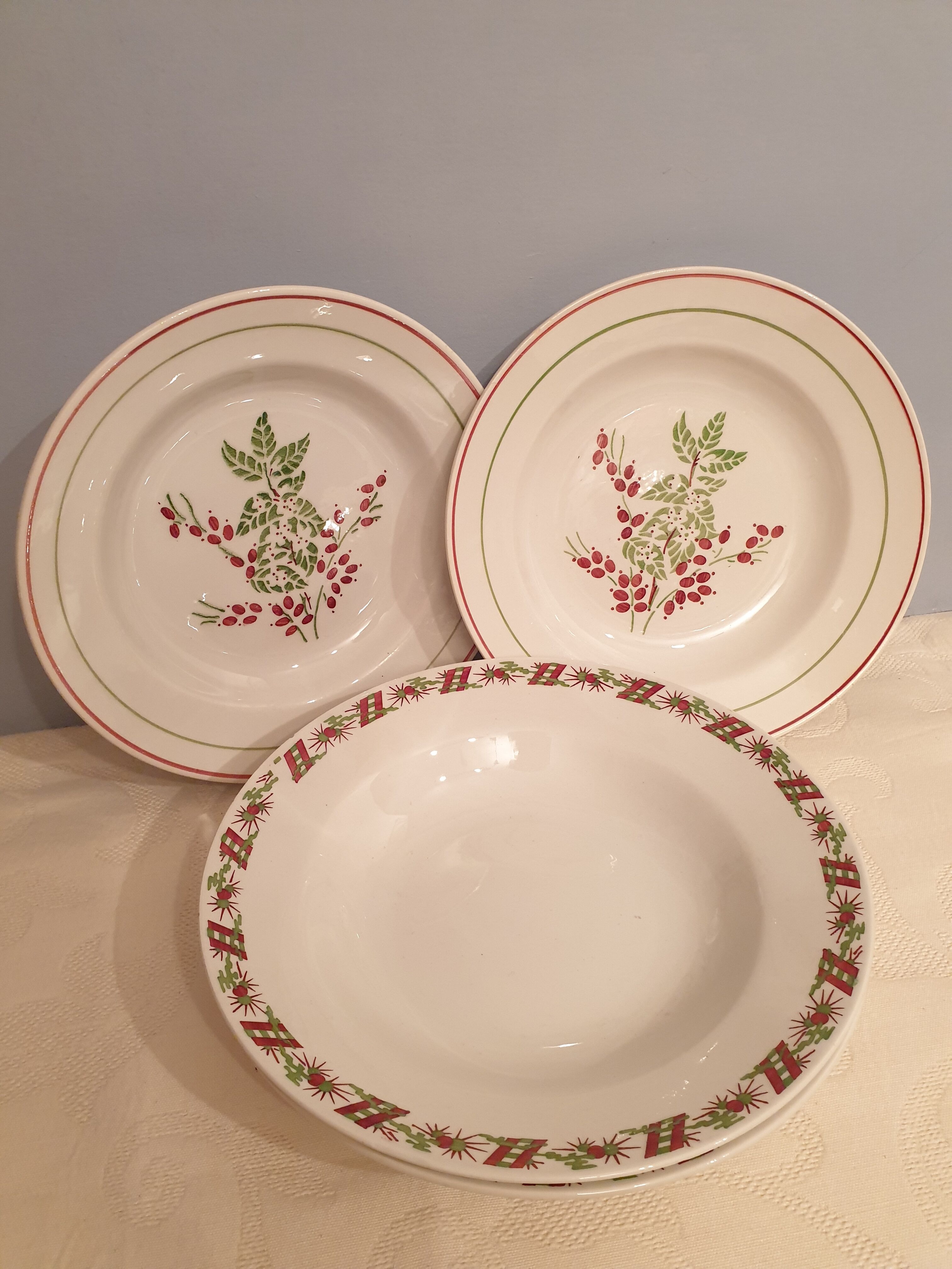Assorted 4 plates in red and green tones