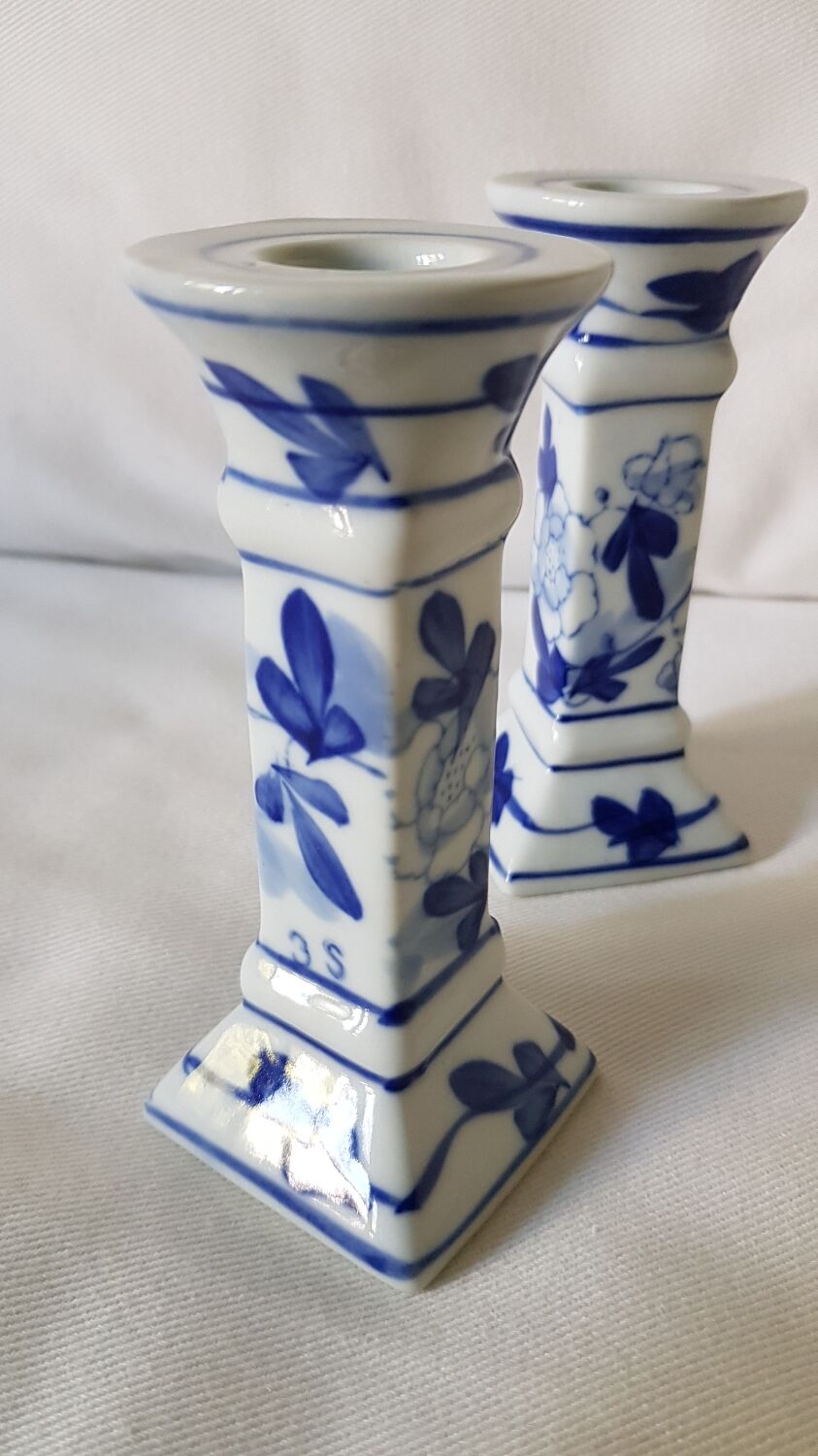 Set of 2 ceramic candle holders in white blue floral pattern