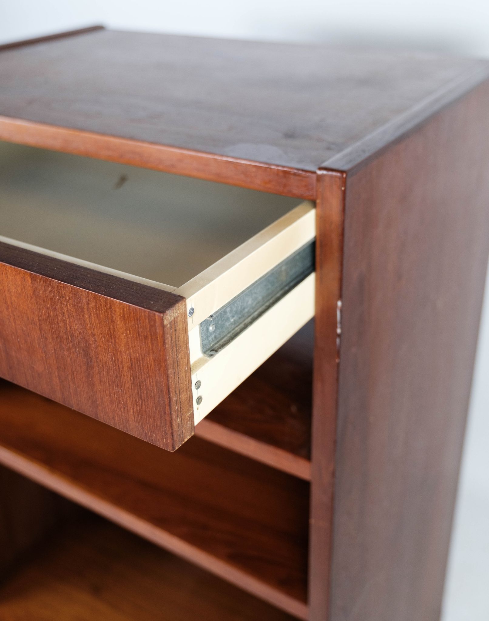 Table de chevet en teck de design danois des années 1960.