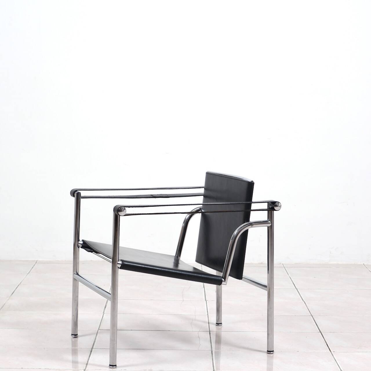 Fauteuil « lc1 » de charlotte perriand pour le corbusier, édités par cassina