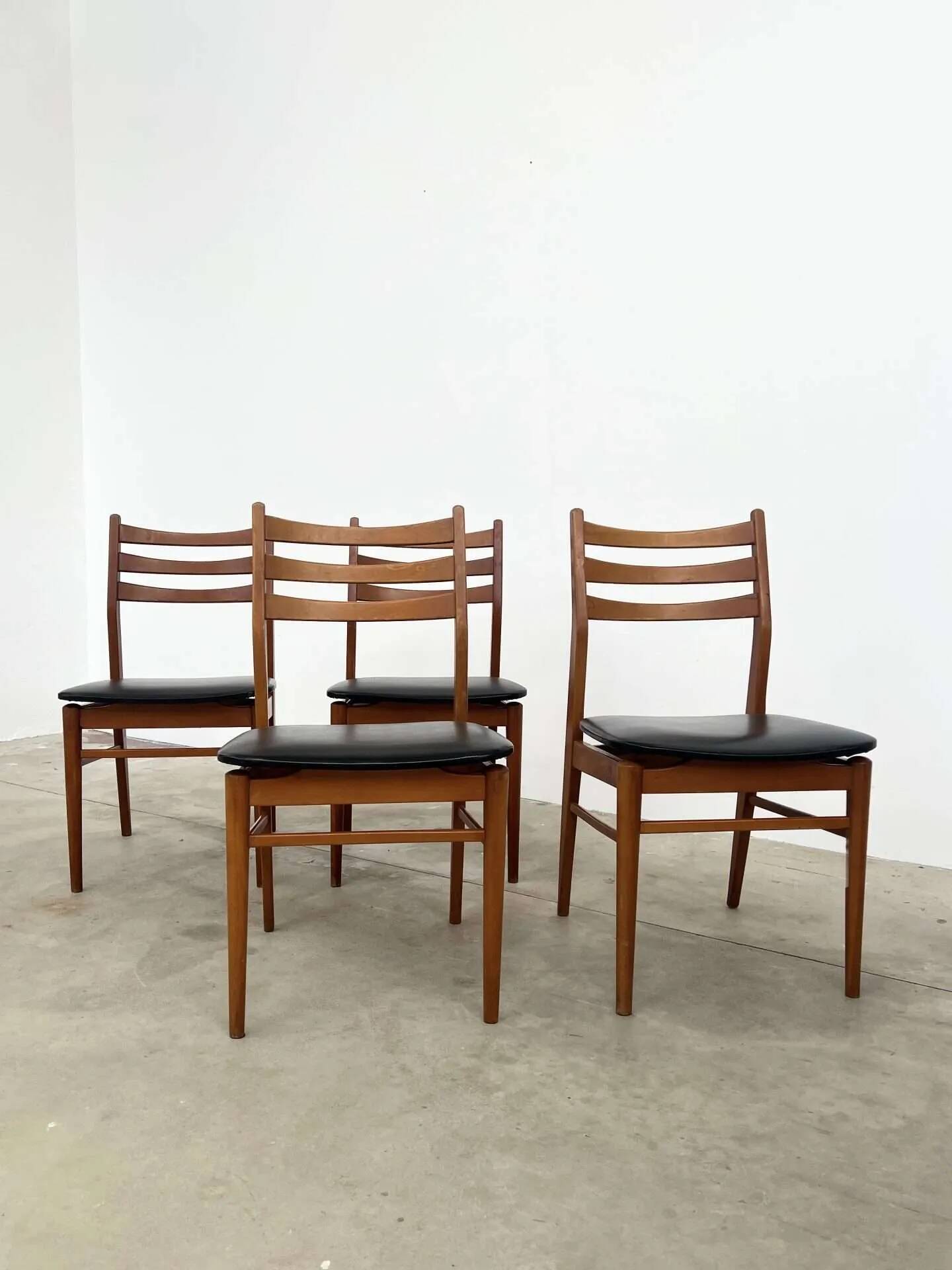 Lot de 4 chaises scandinaves hêtre et skai 60s