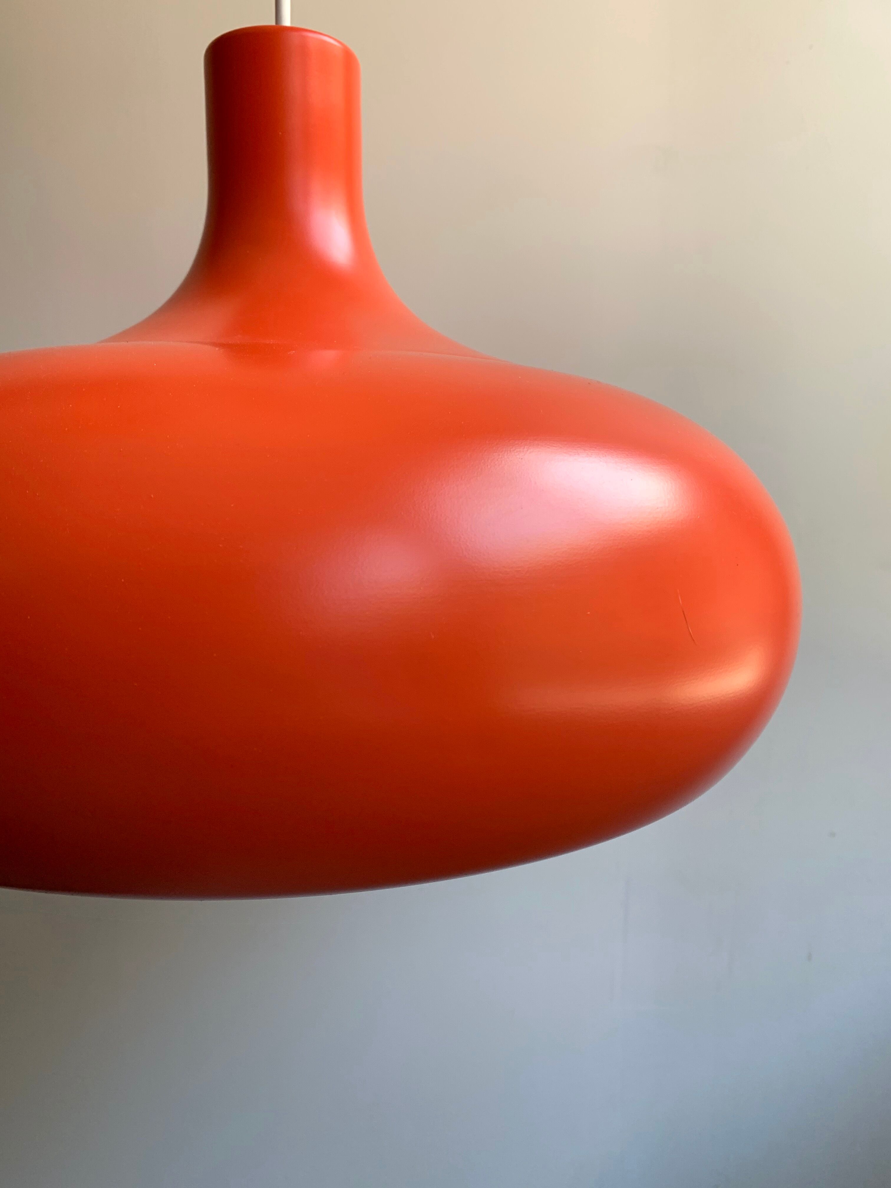 Suspension en métal orange