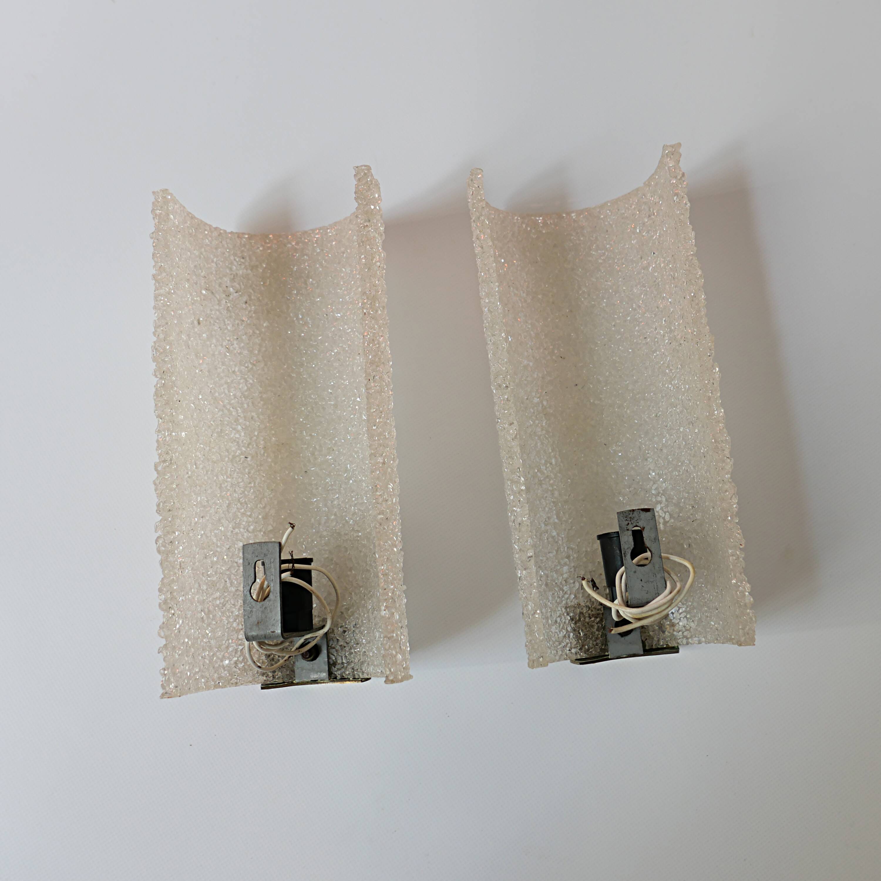 Paire d'appliques en perspex granité et laiton, France 1960