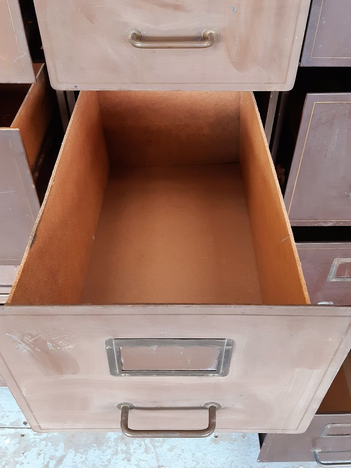 Lot de casiers industriels à tiroirs.