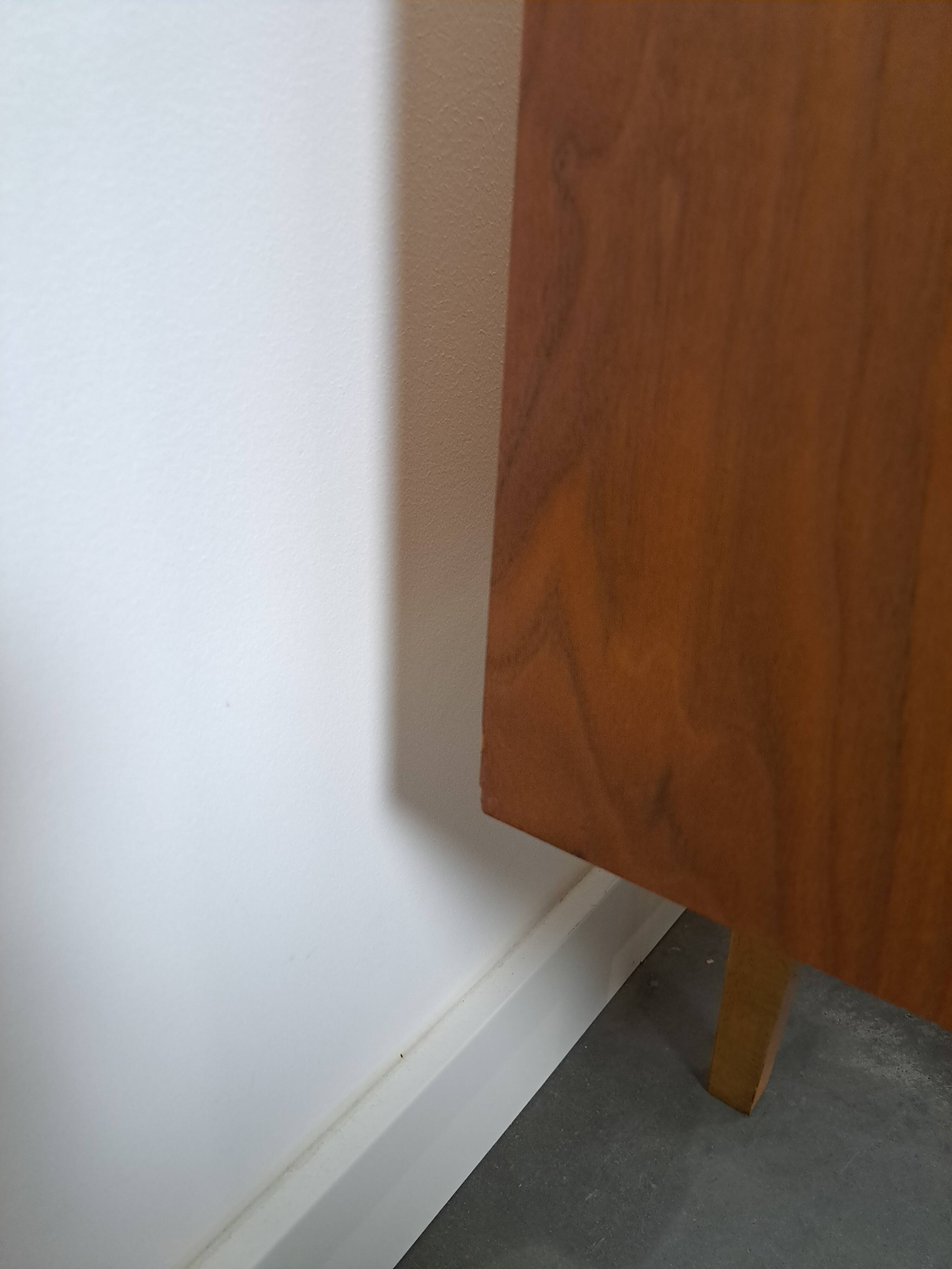 Mid-century notenhout fineer dressoir met 3 lades