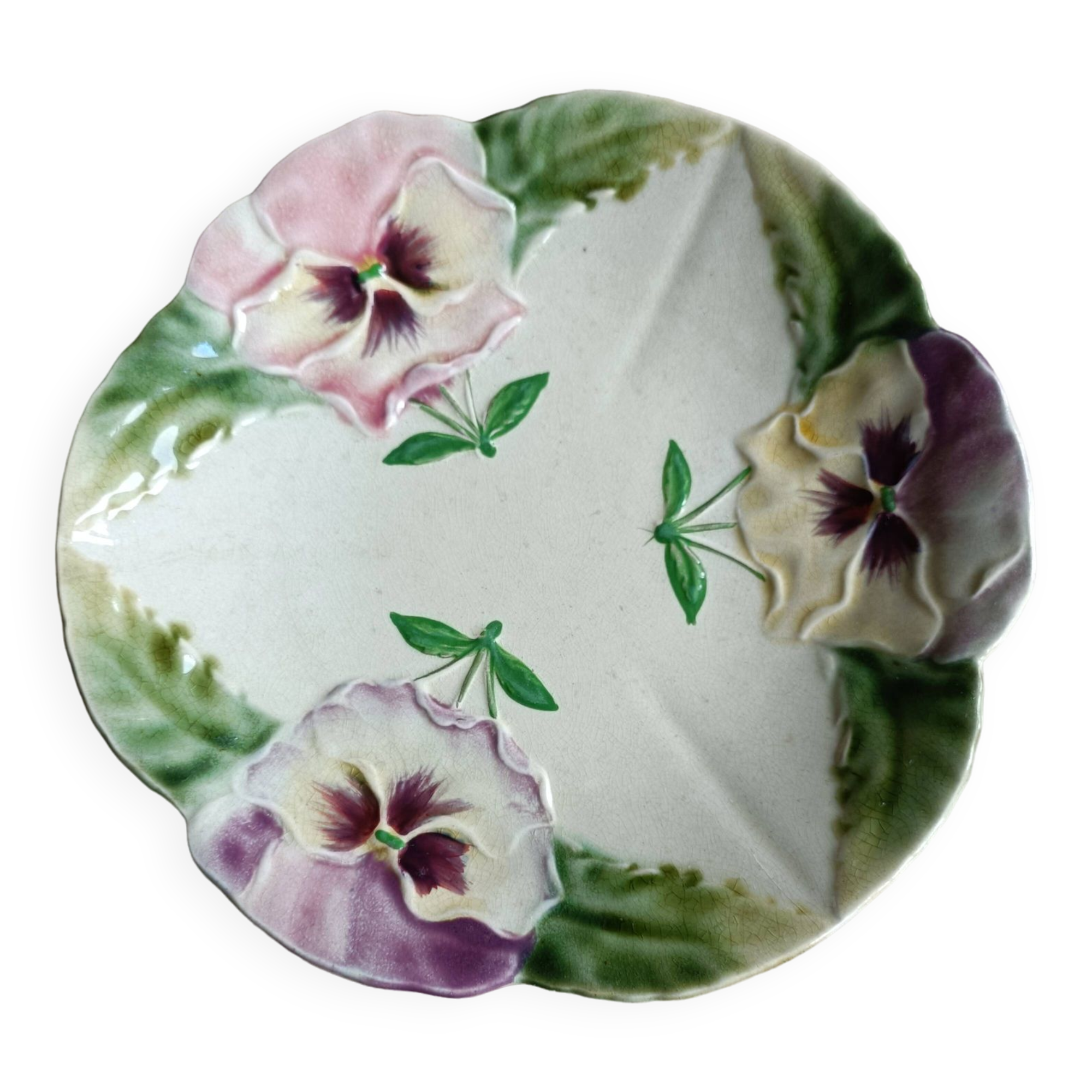 Assiette en barbotine, décor pensées, Choisy le roi
