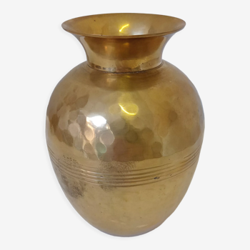 Vase doré martelé