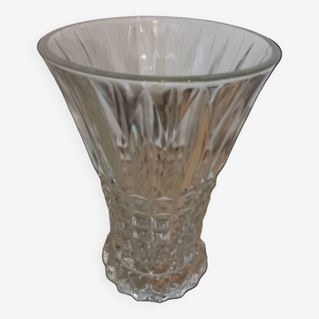 Petit vase en verre taillé