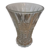 Petit vase en verre taillé