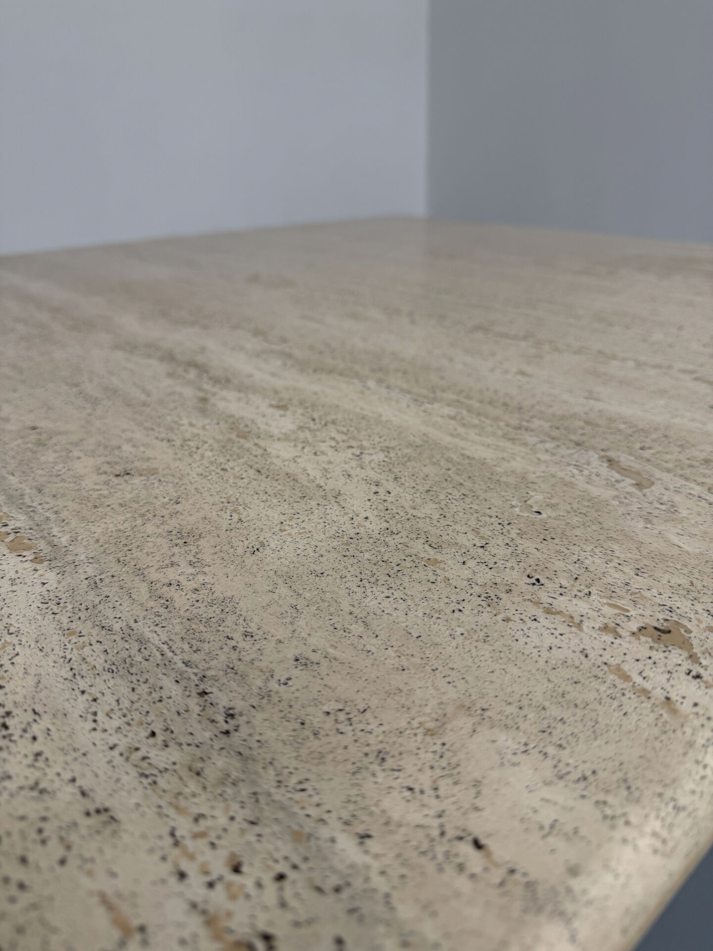 Italian coffee table in travertine, Roche Bobois edition, 70s/80s.