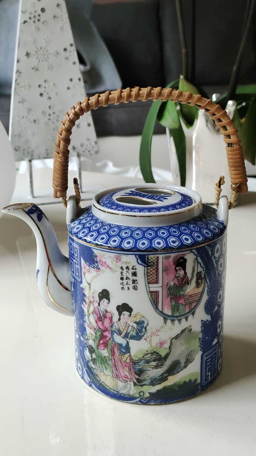 Japanese-inspired porcelain teapot.otifs Geishas kimonos, cherry blossoms