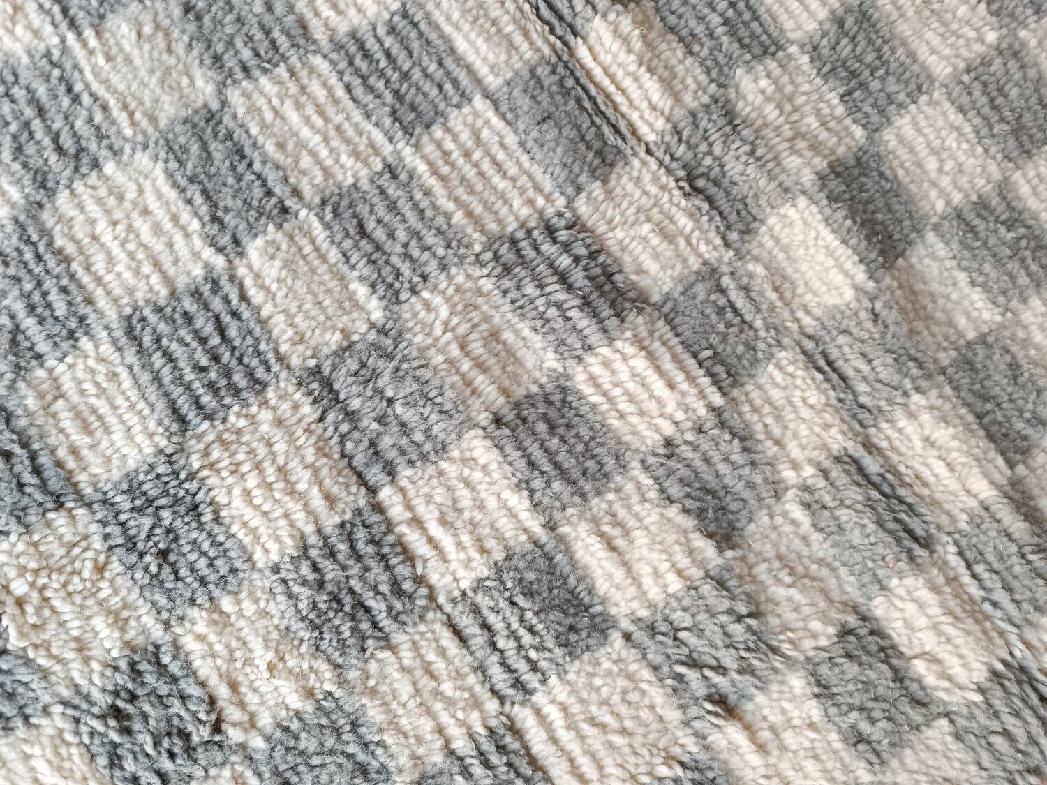 Béni Ouarain rug white gray checkerboard